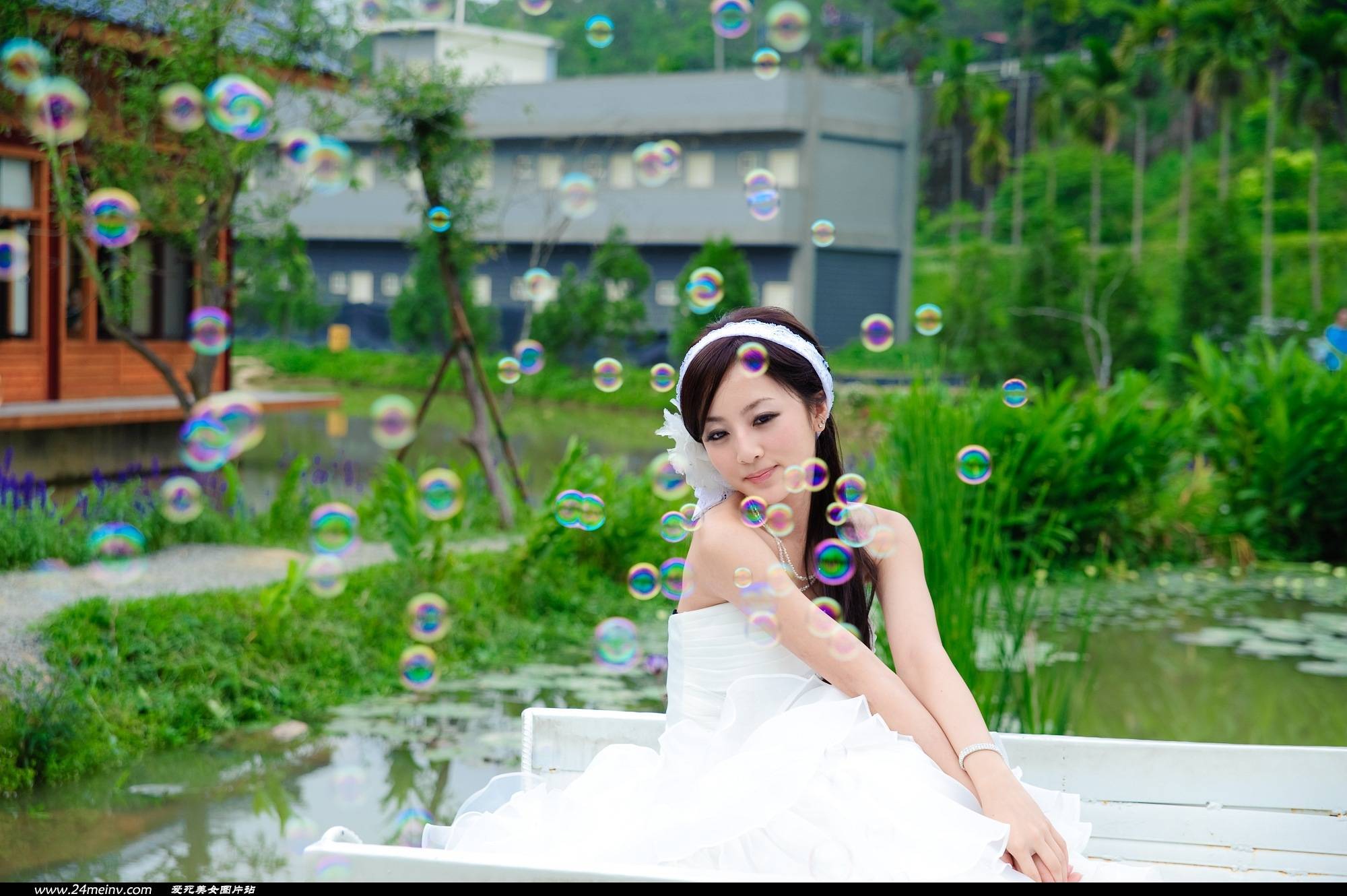 Fruit Sun Moon Lake + paper Church (wedding dress)
