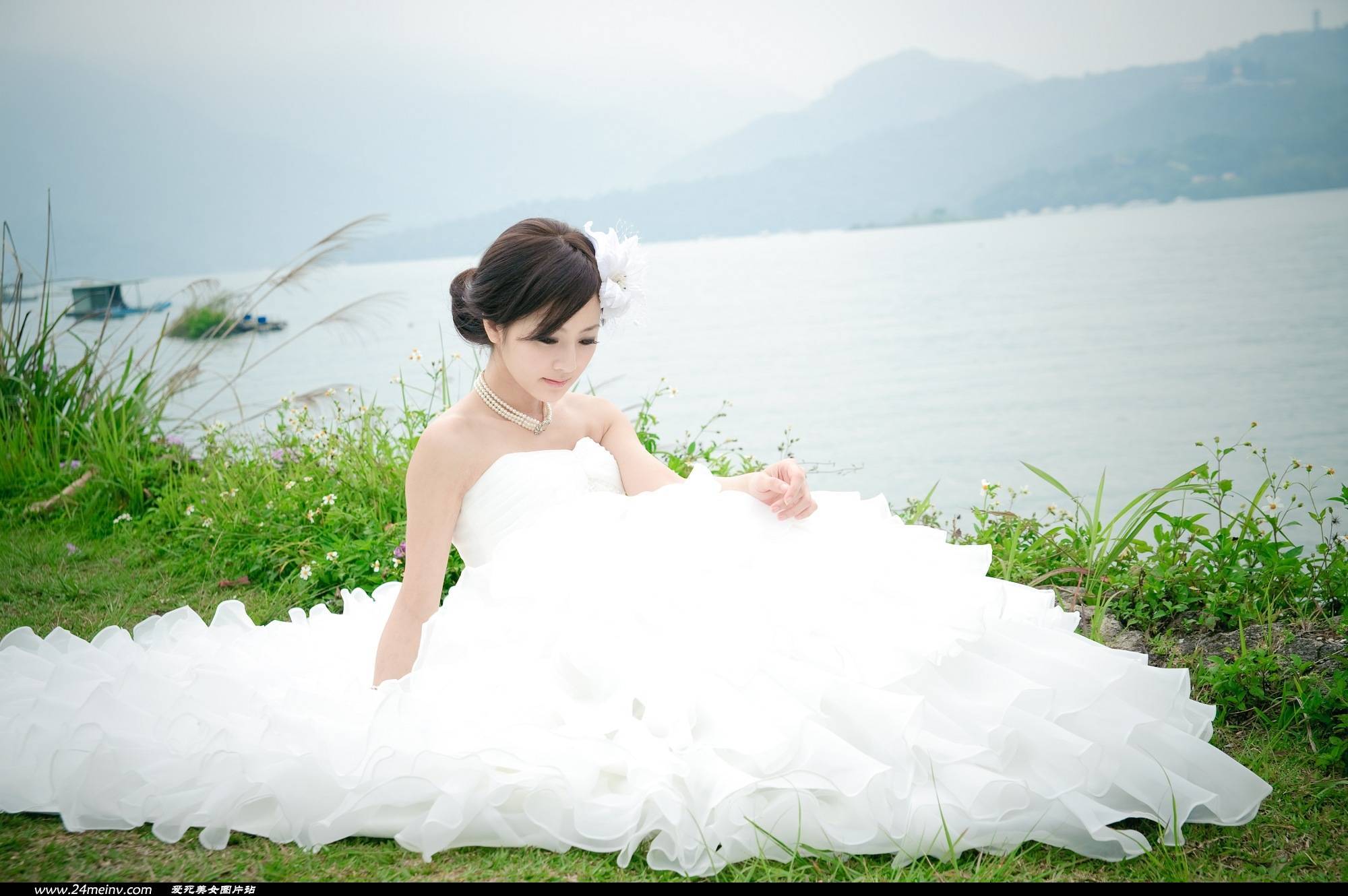 Fruit Sun Moon Lake + paper Church (wedding dress)