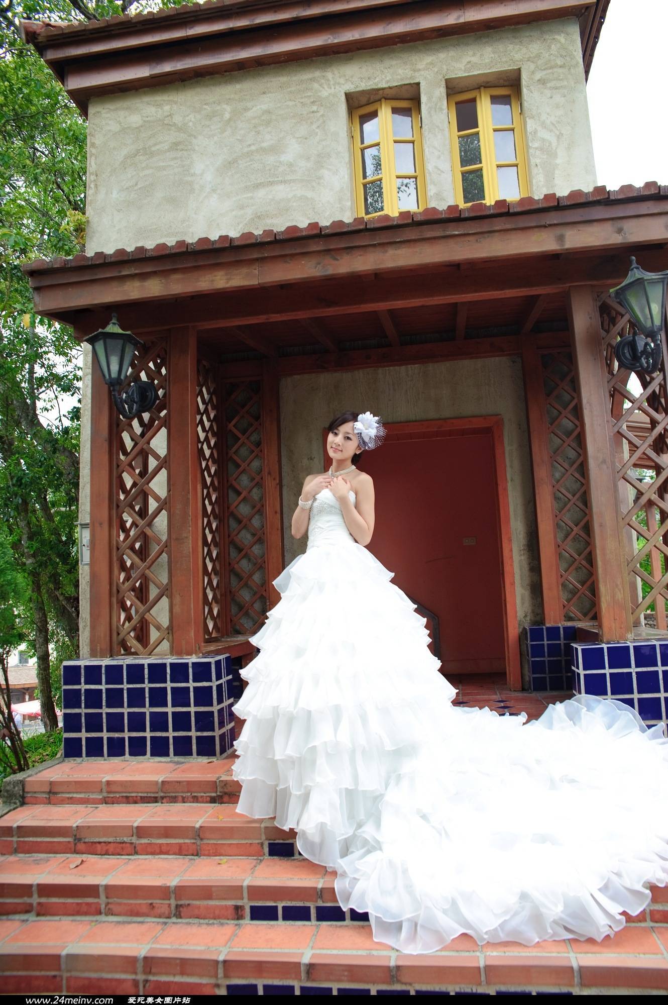 Fruit Sun Moon Lake + paper Church (wedding dress)