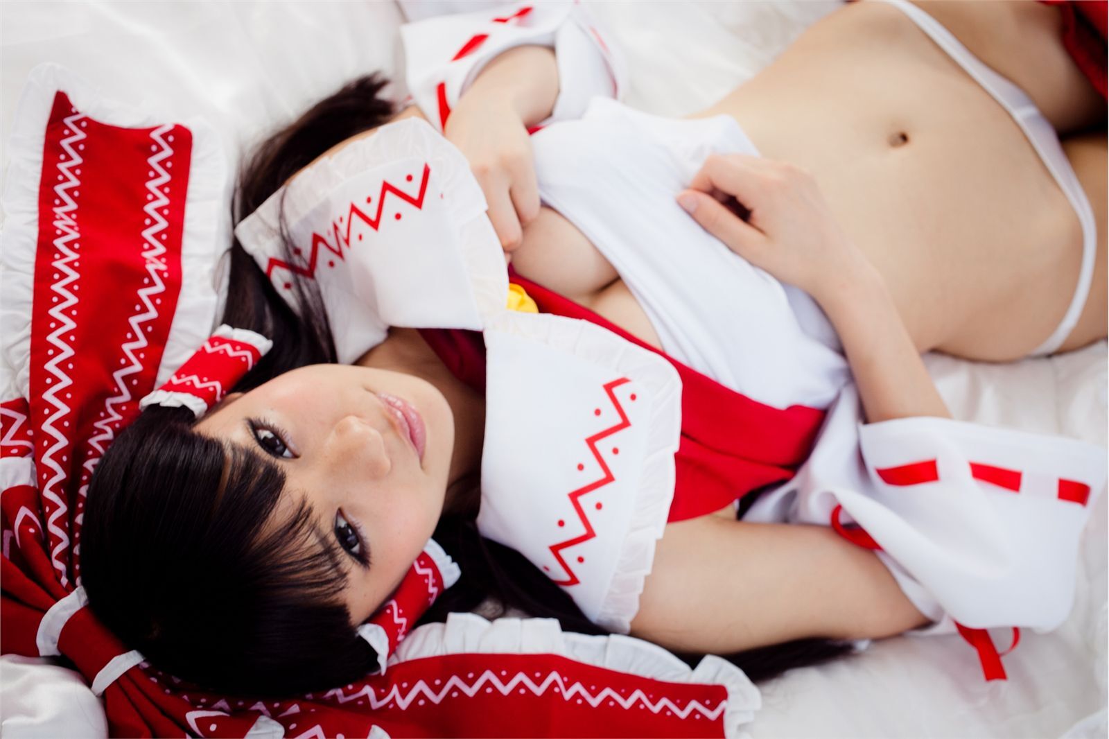 [Cosplay] Touhou Project - Reimu Hakurei with naughty face and great ass and tits