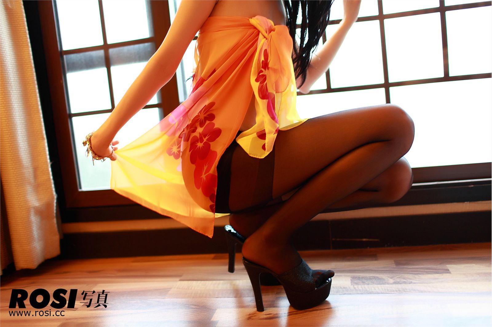 No.037 set of pictures of beautiful women in hazy silk stockings [ROSI photo album]