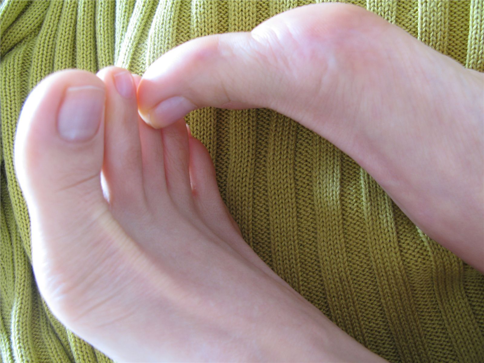 Between the toes. Fanny's feet