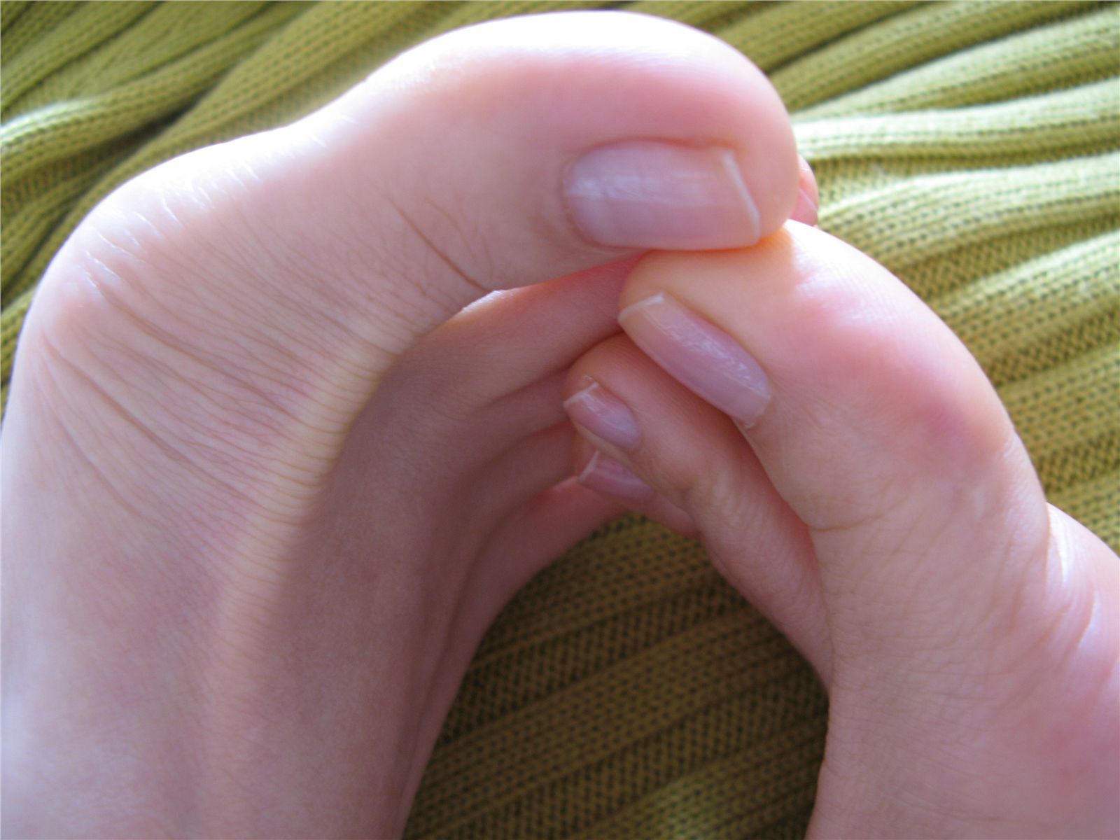 Between the toes. Fanny's feet