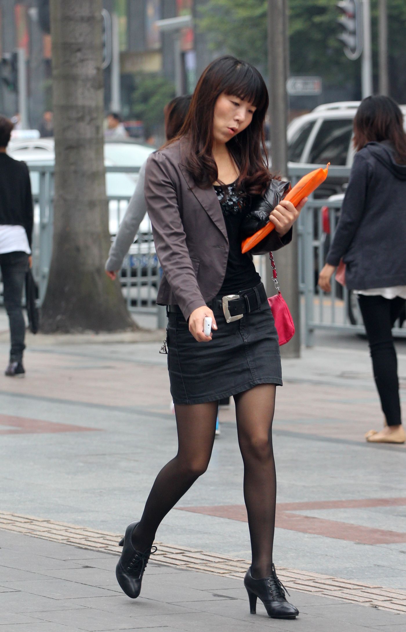 [户外街拍] 2013.12.01 短裙黑丝高跟的熟妇
