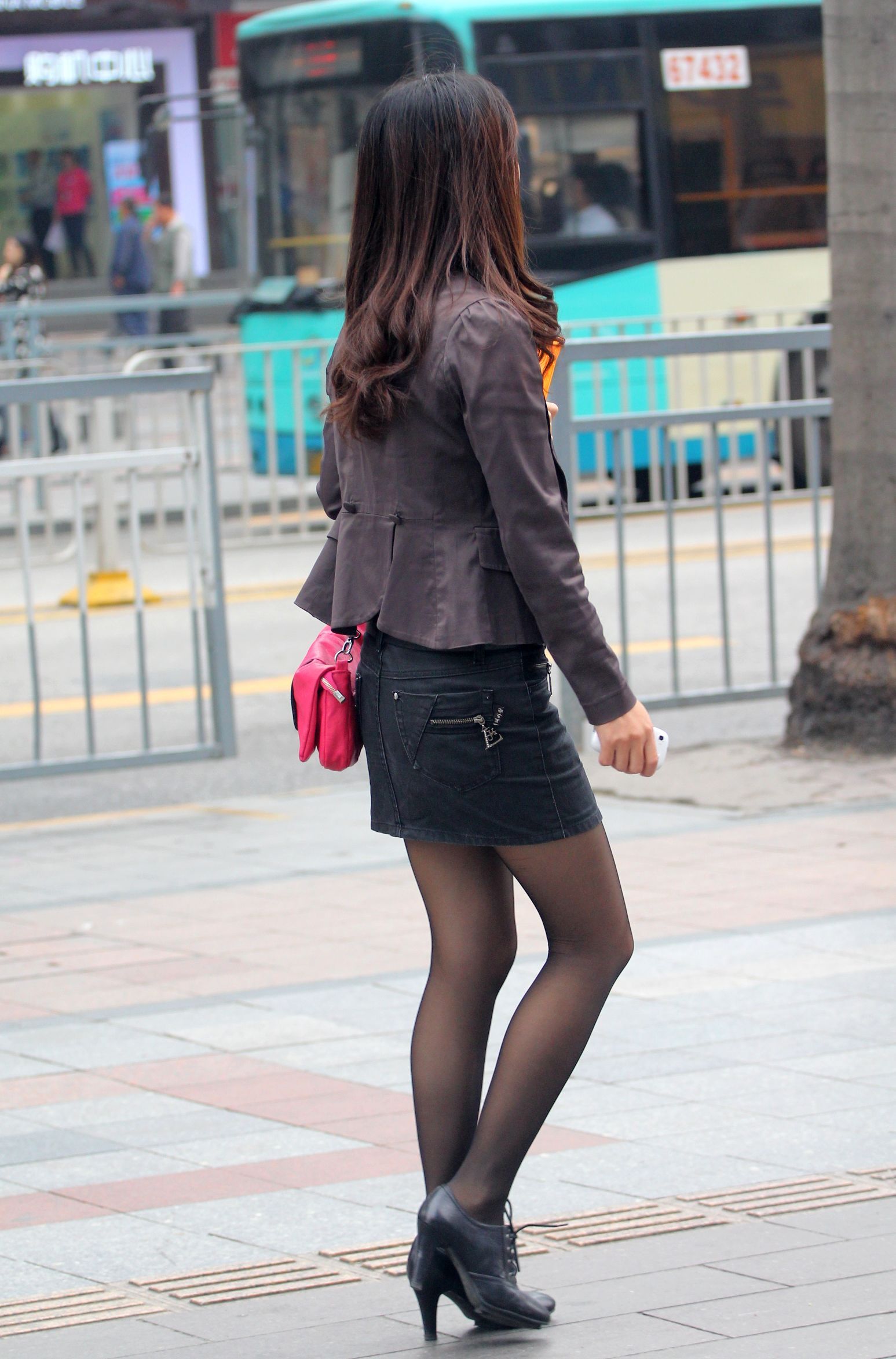 [户外街拍] 2013.12.01 短裙黑丝高跟的熟妇