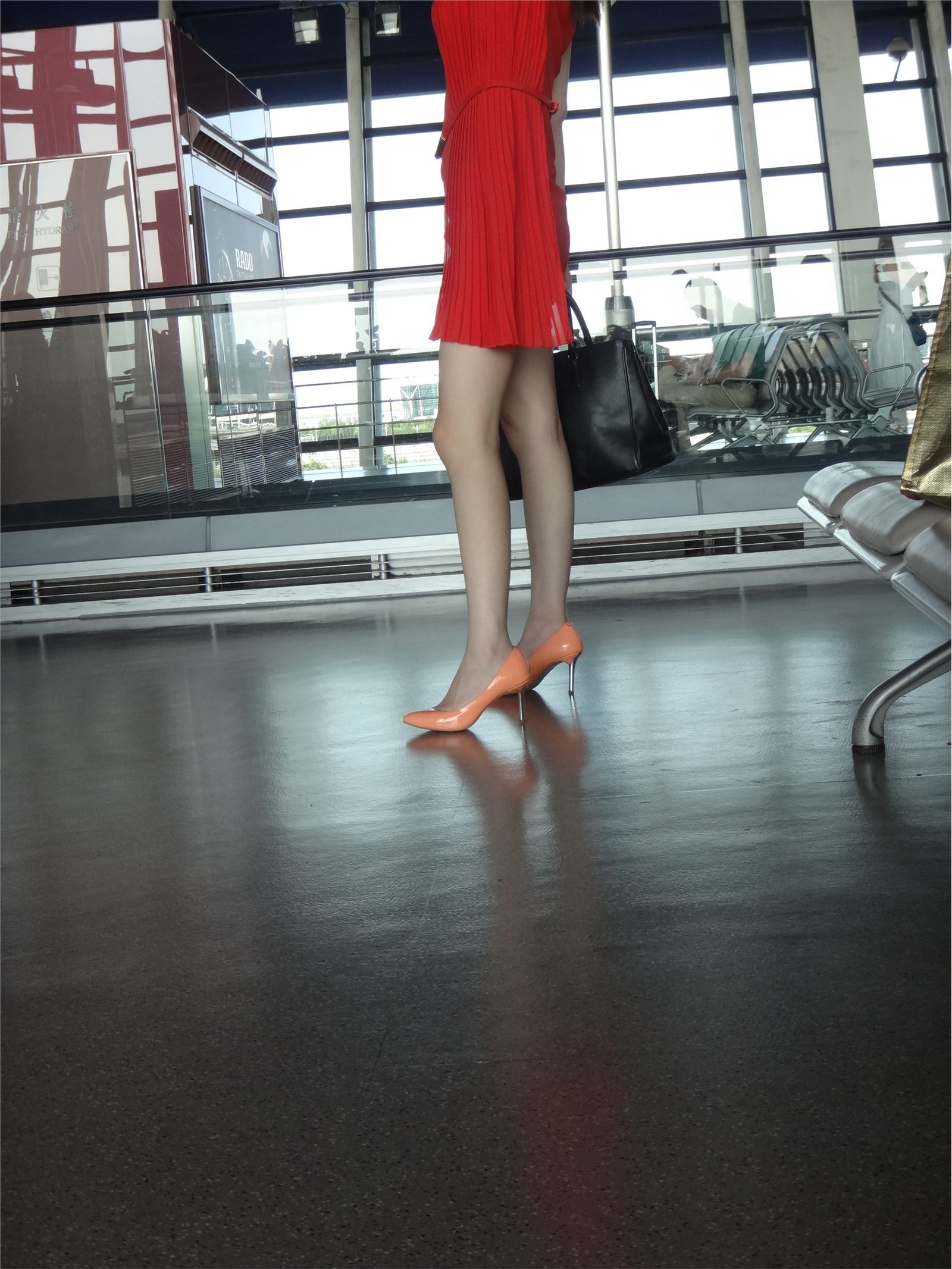 [户外街拍] 2013.12.23 浦东机场拍摄两个美女