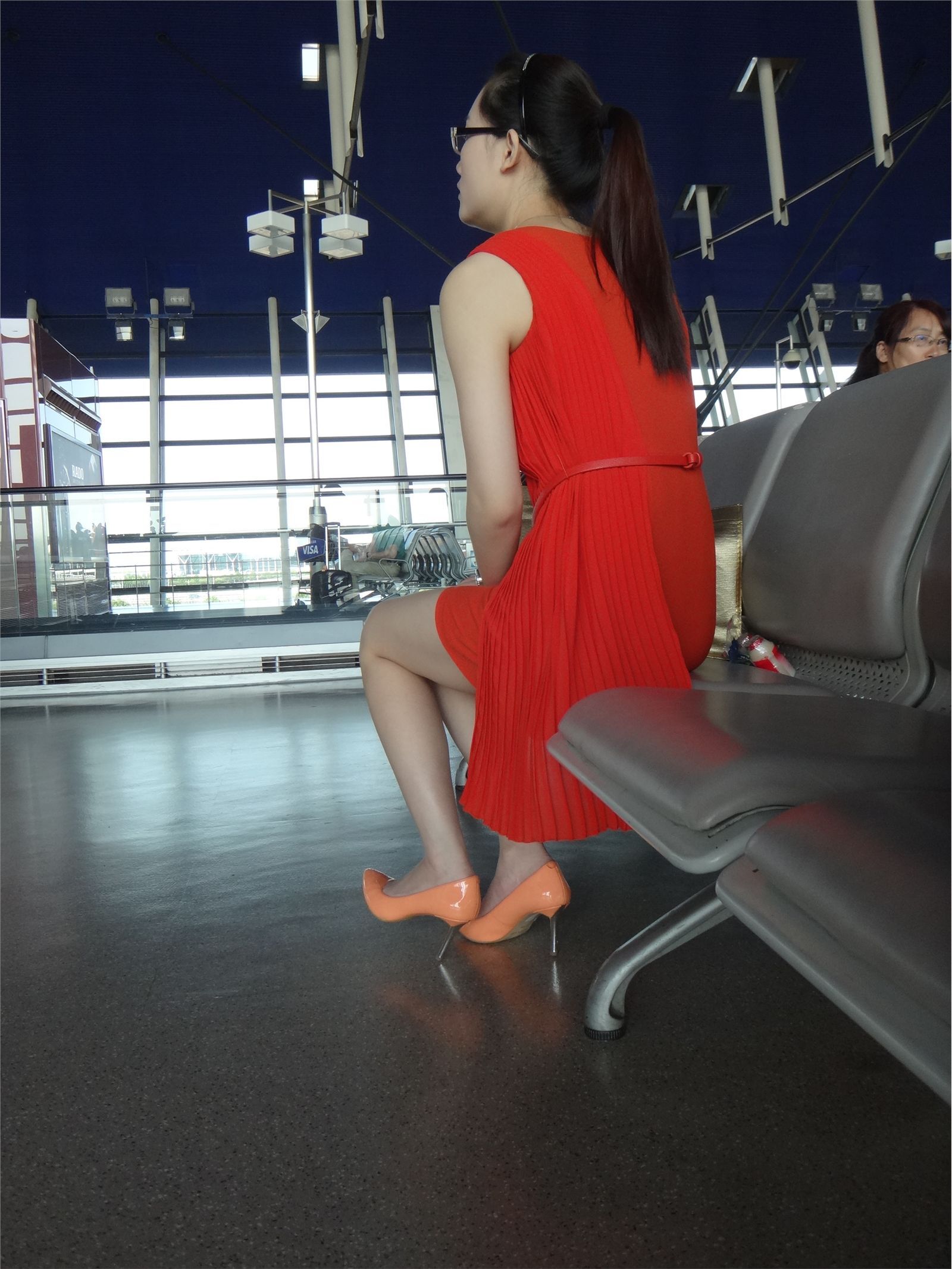 [户外街拍] 2013.12.23 浦东机场拍摄两个美女