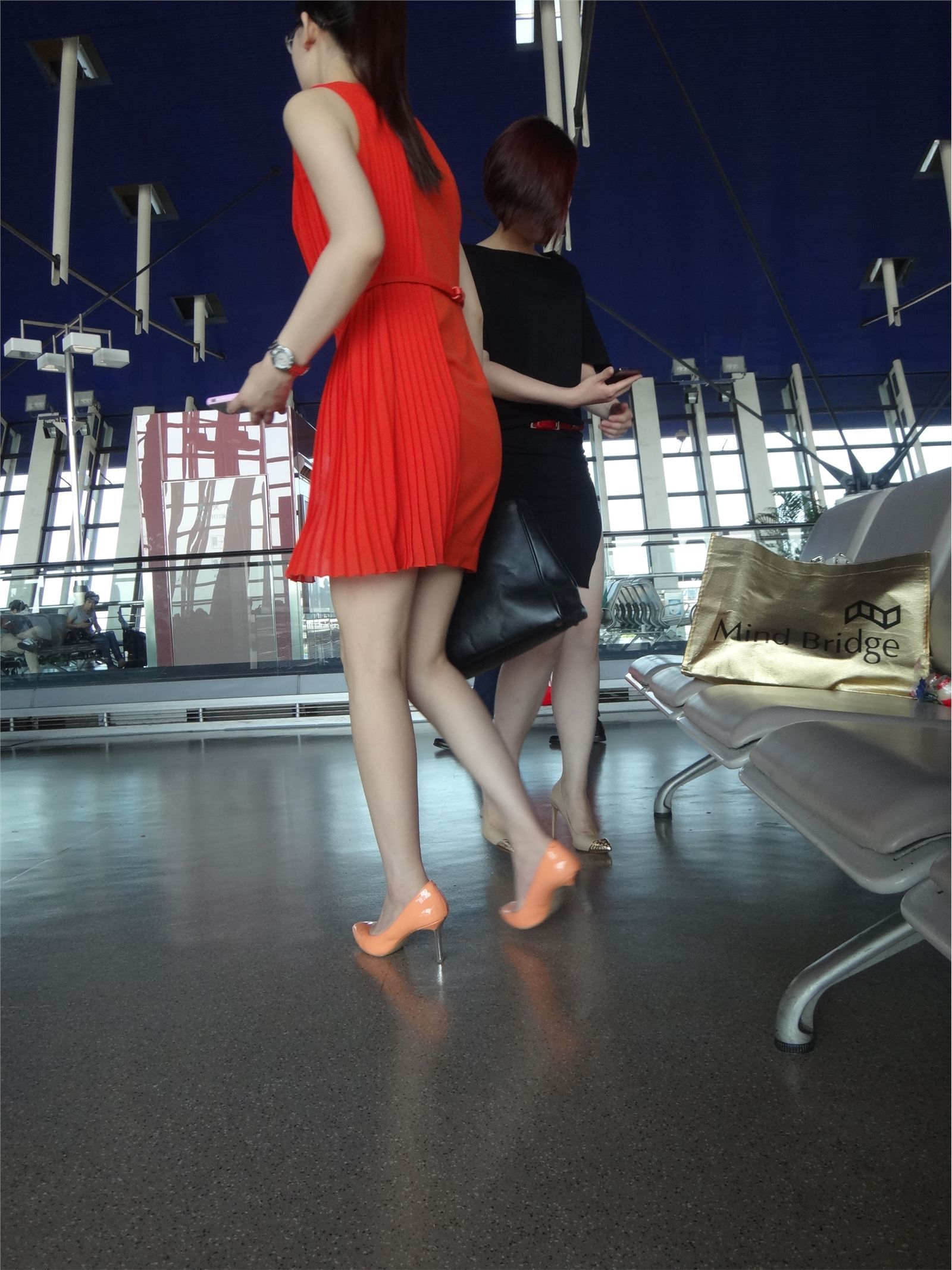 [outdoor Street Photo] two beauties in Pudong Airport on December 23, 2013