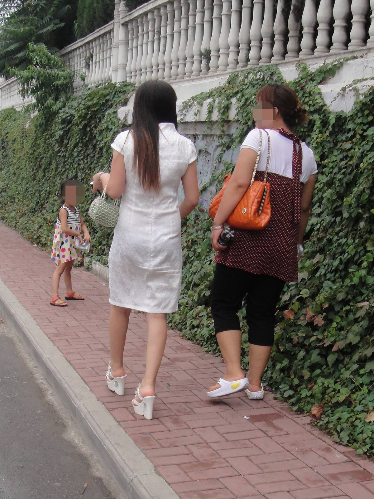 [户外街拍] 2013.09.08 白裙白超高凉托妇人