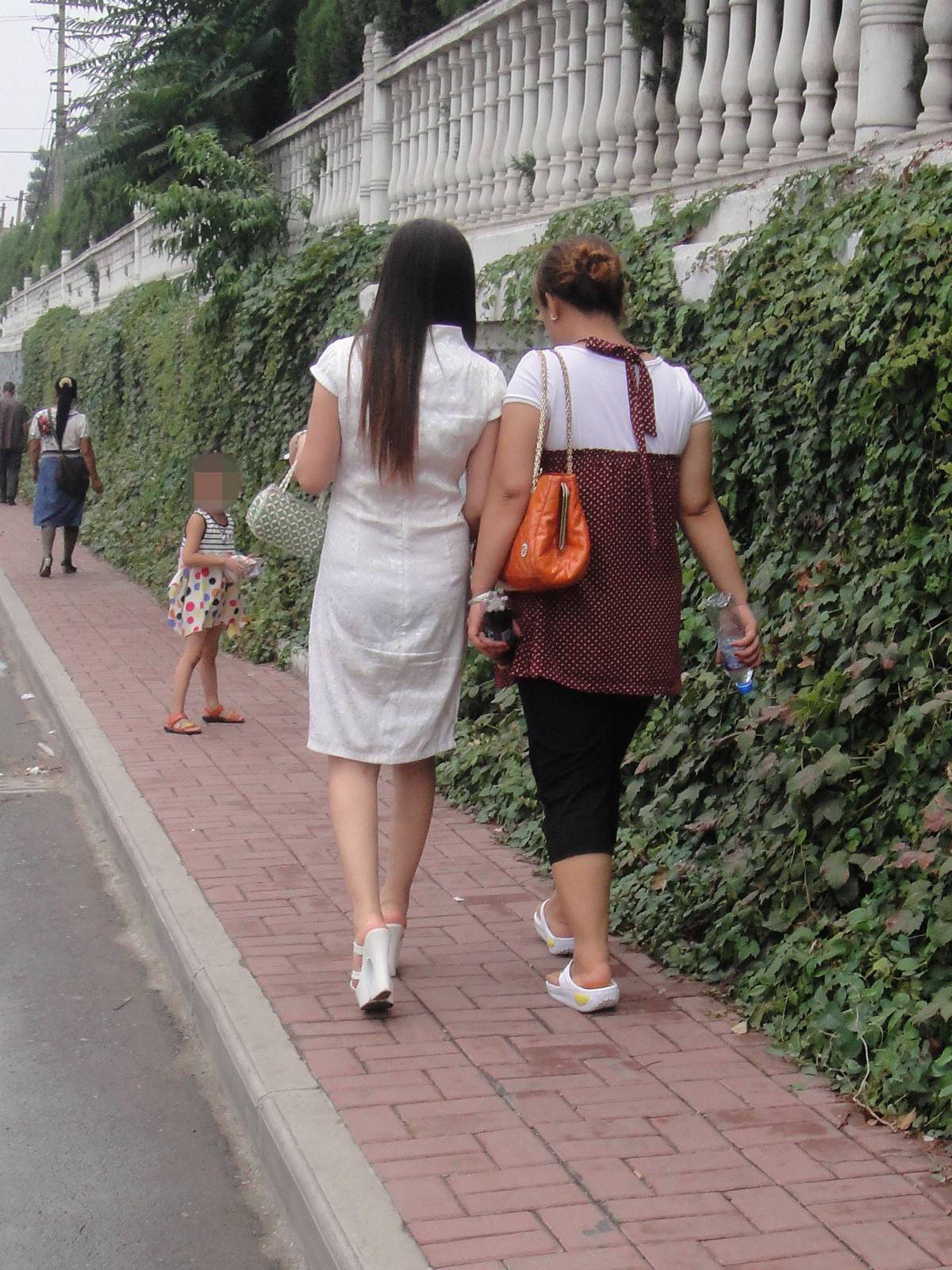 [户外街拍] 2013.09.08 白裙白超高凉托妇人