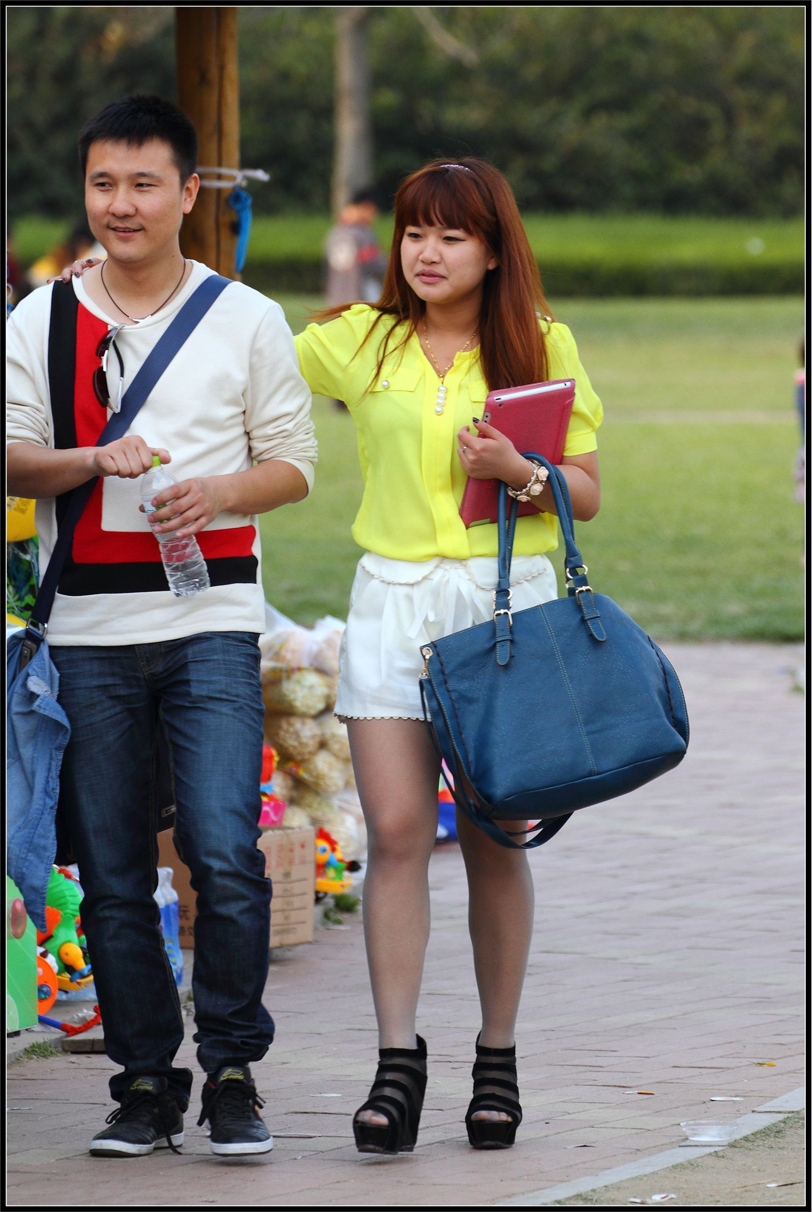 [outdoor Street Photo] 2013.09.08 white shorts and grey stockings smile so sweet