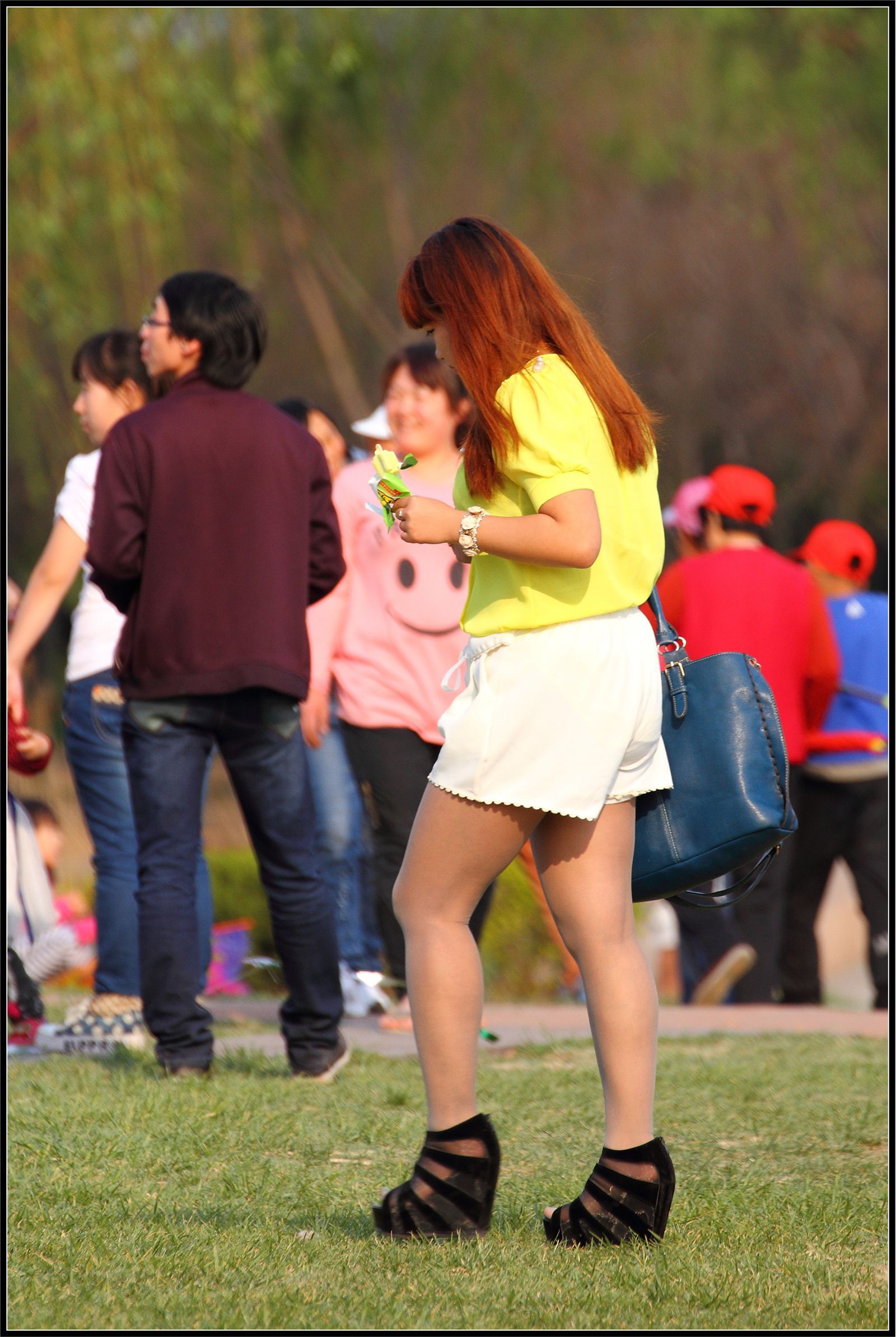 [outdoor Street Photo] 2013.09.08 white shorts and grey stockings smile so sweet