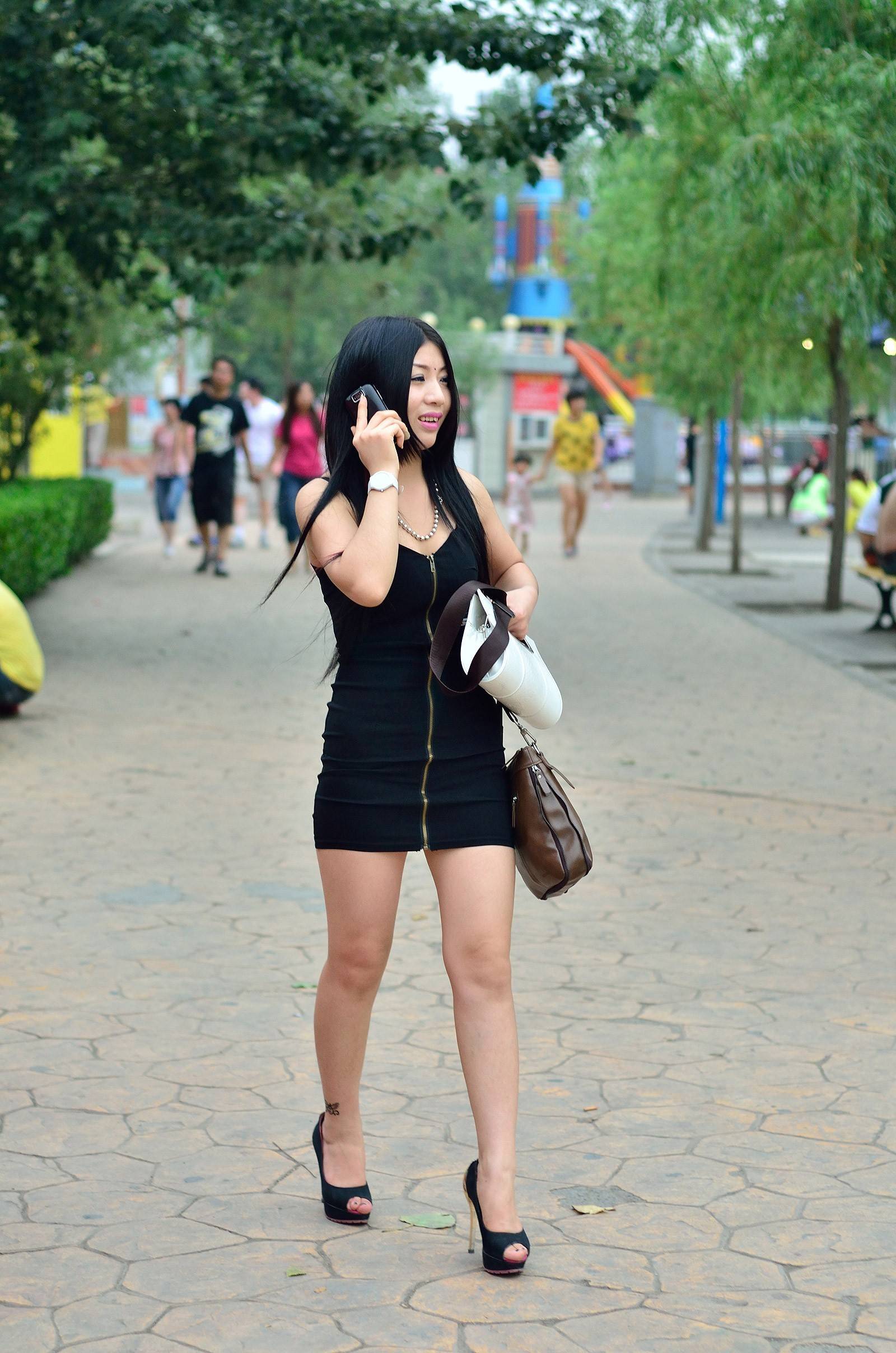 [outdoor Street Photo] 2013.09.11 super black short skirt with buttocks and high heels