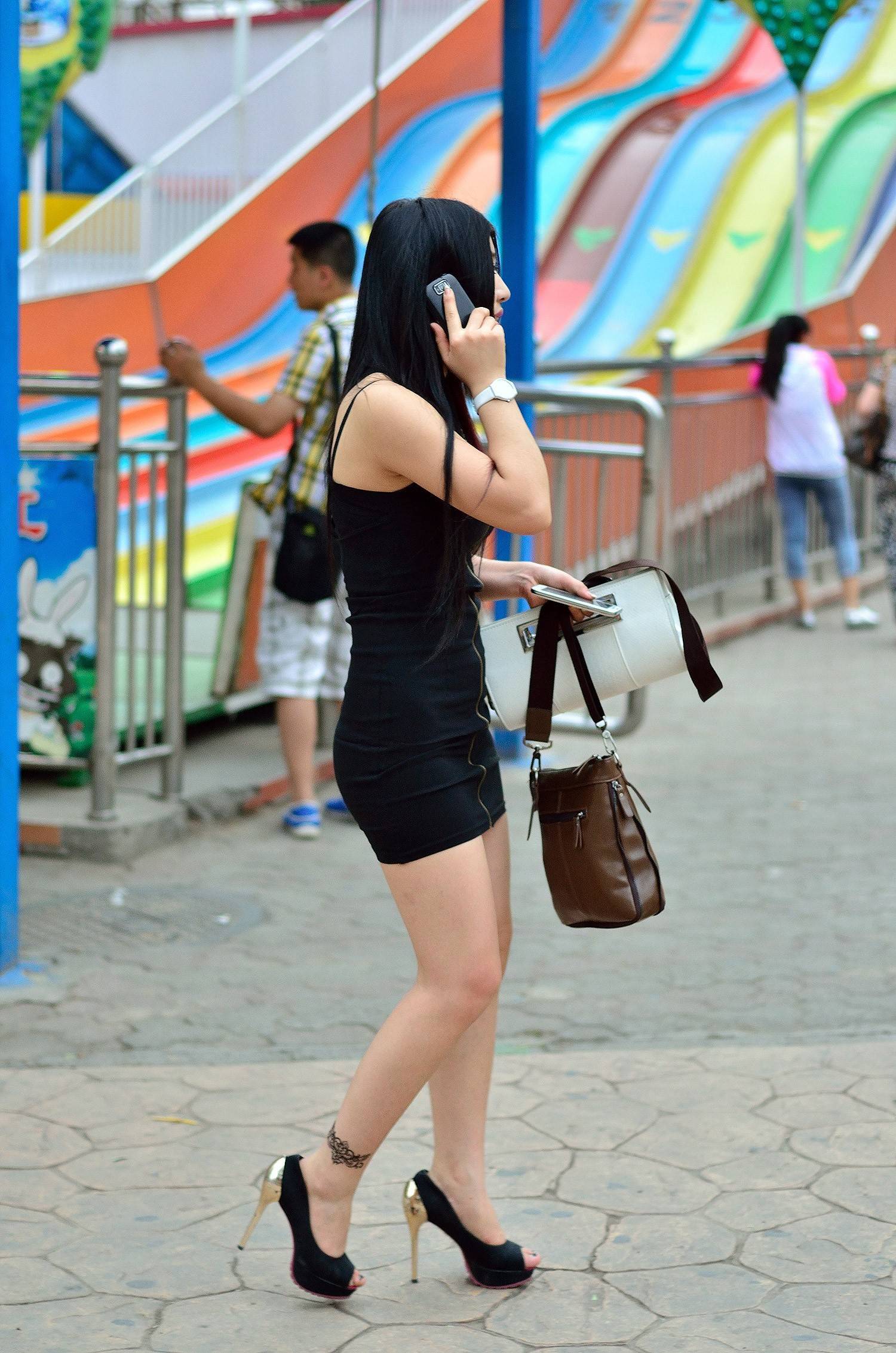 [outdoor Street Photo] 2013.09.11 super black short skirt with buttocks and high heels