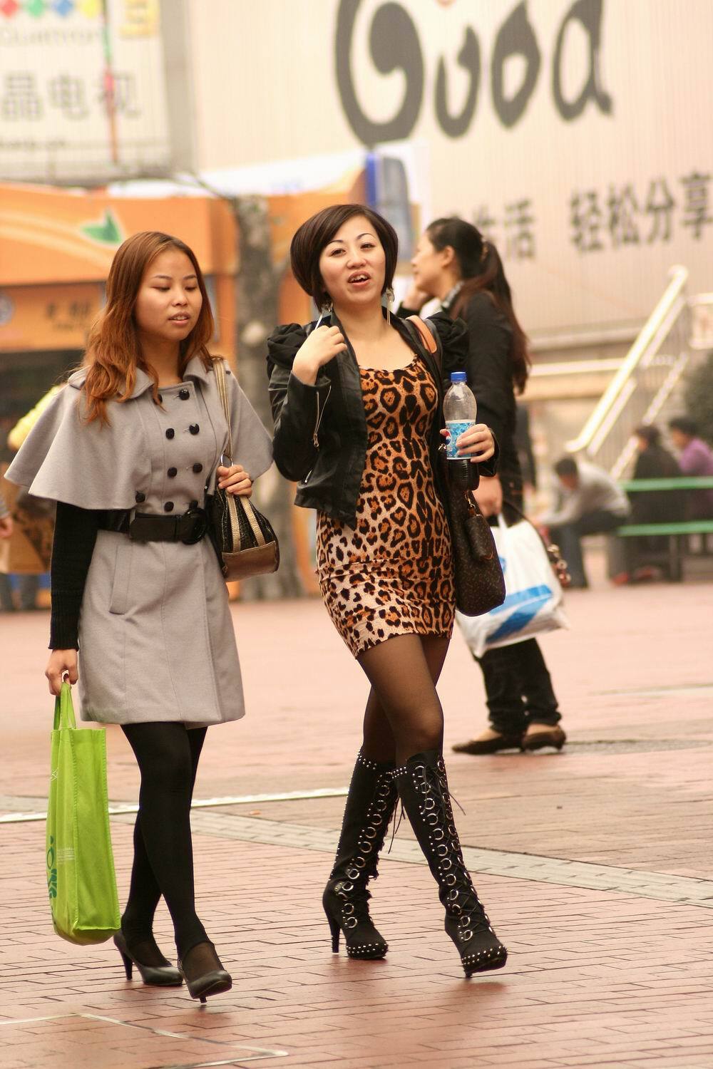 [outdoor Street Photo] September 10, 2013 leopard tiger skin skirt