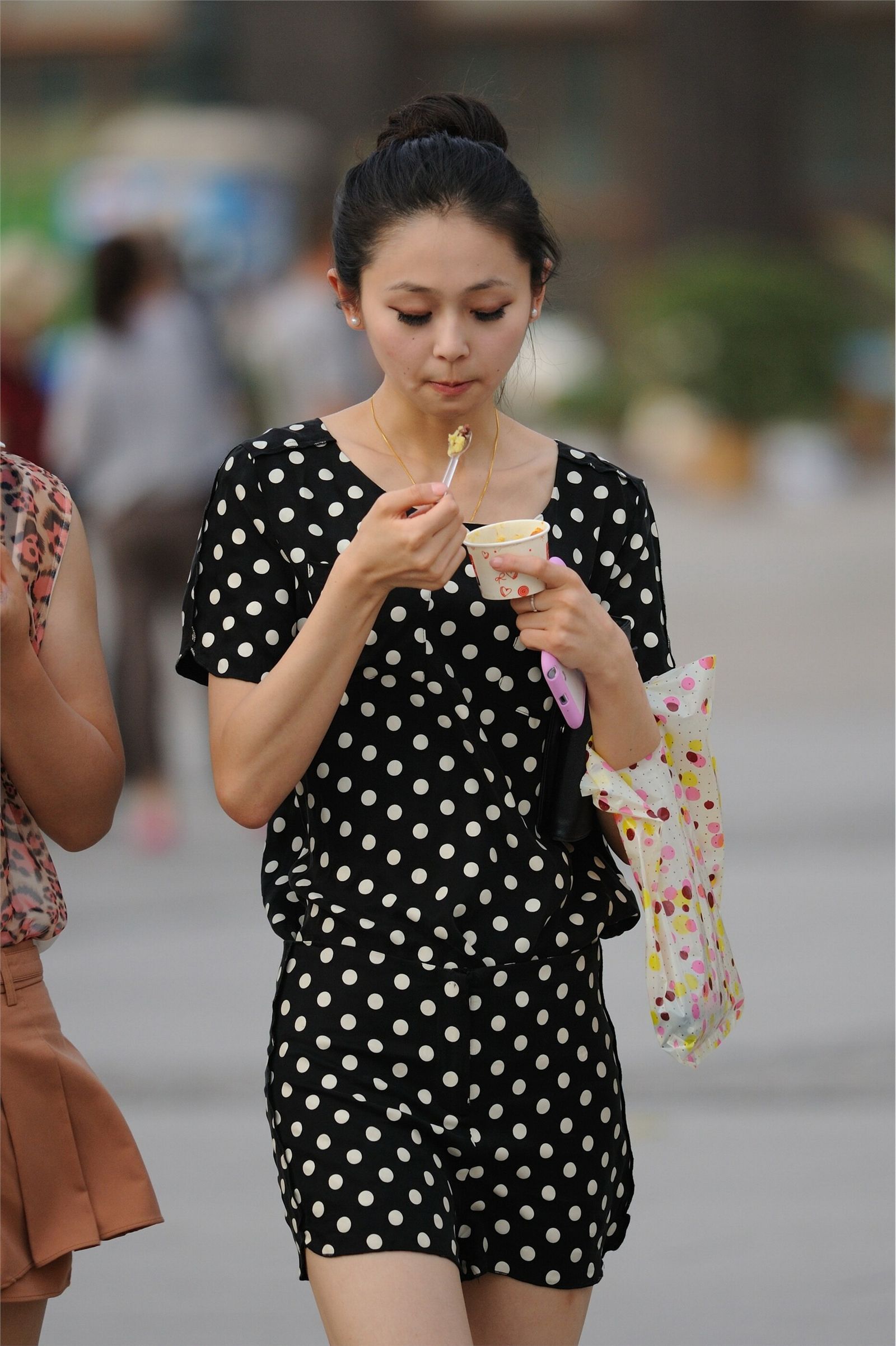 [户外街拍] 2013.10.01 俩个吃冰激凌的女孩