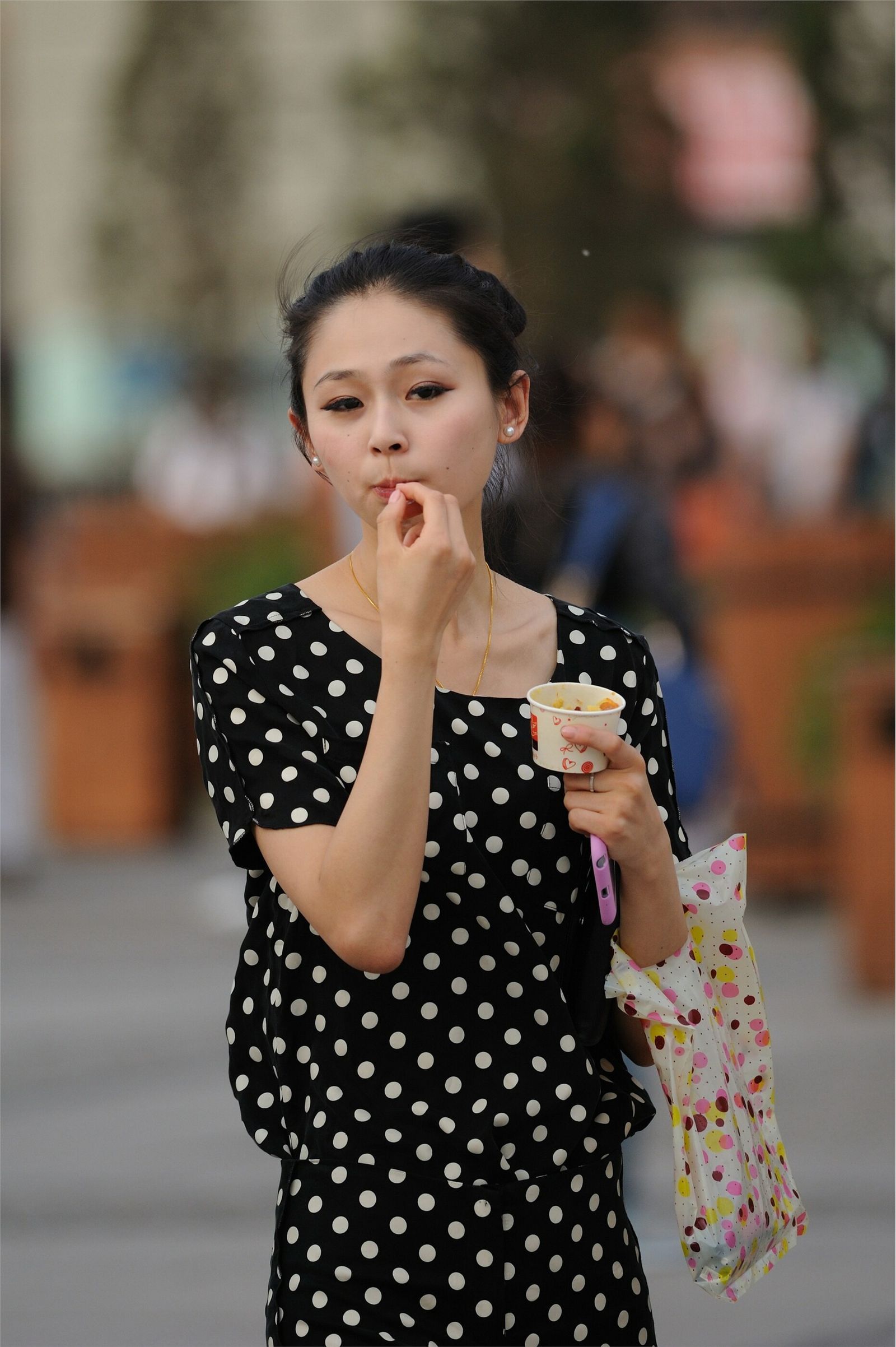 [outdoor Street Photo] 2013.10.01 two girls eating ice cream