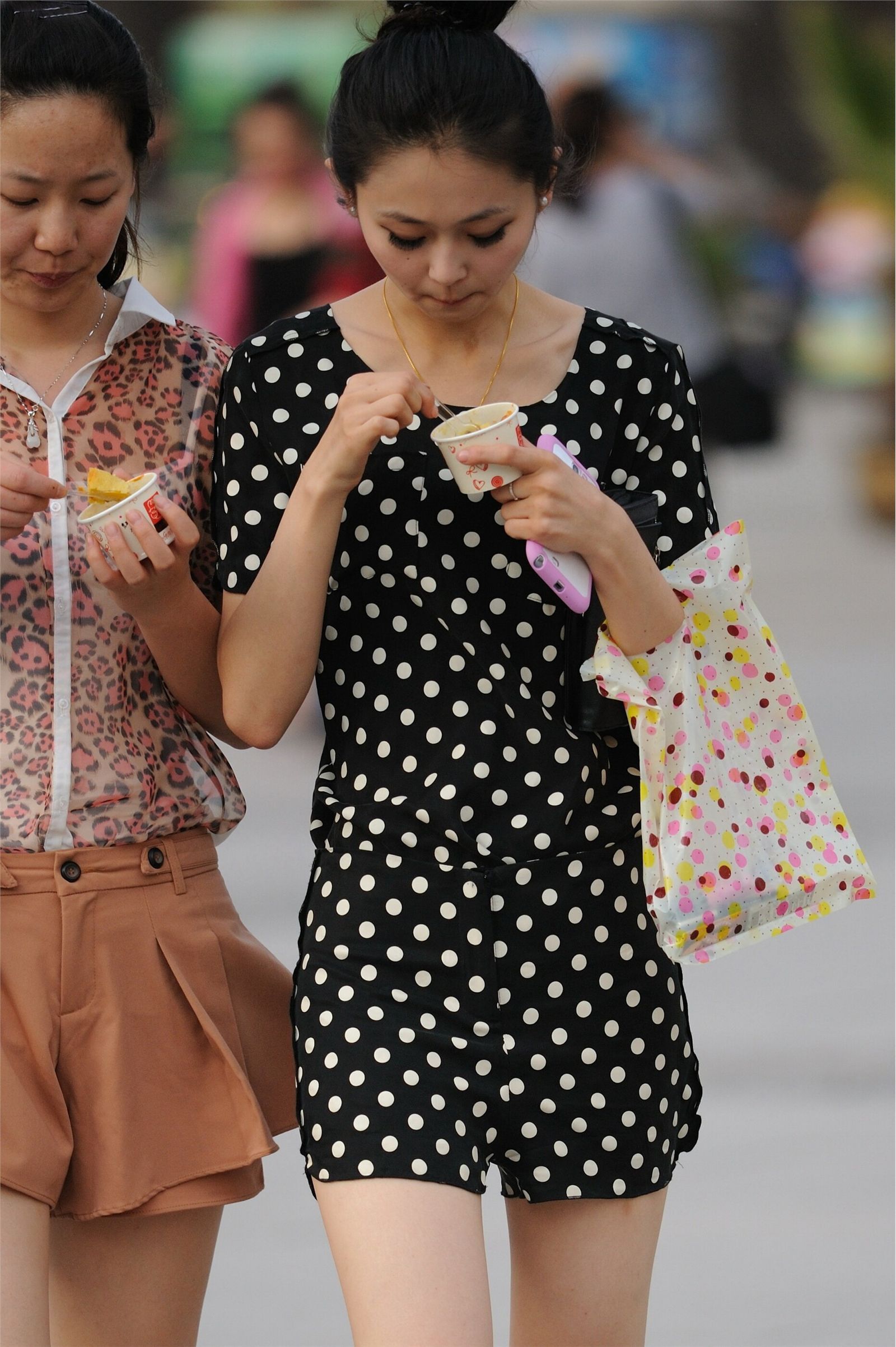 [outdoor Street Photo] 2013.10.01 two girls eating ice cream