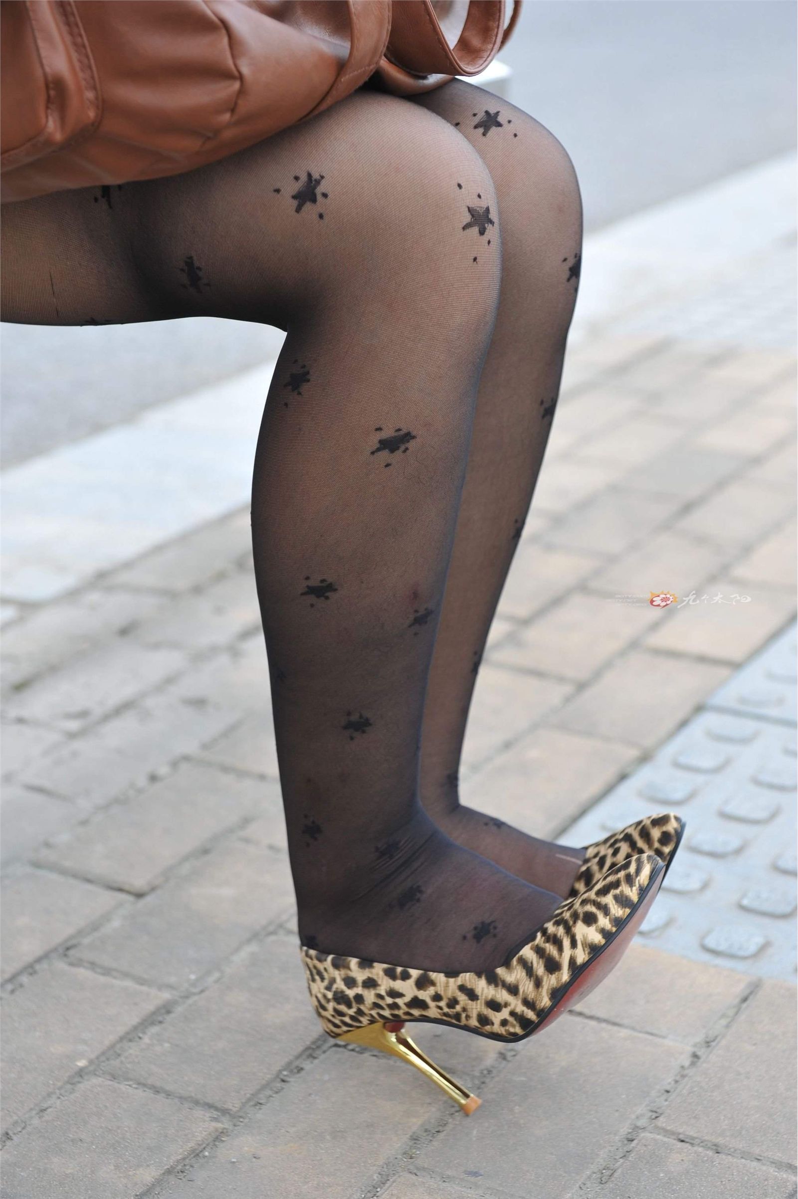 [户外街拍] 2013.12.06 黑丝短裙美女在等公交