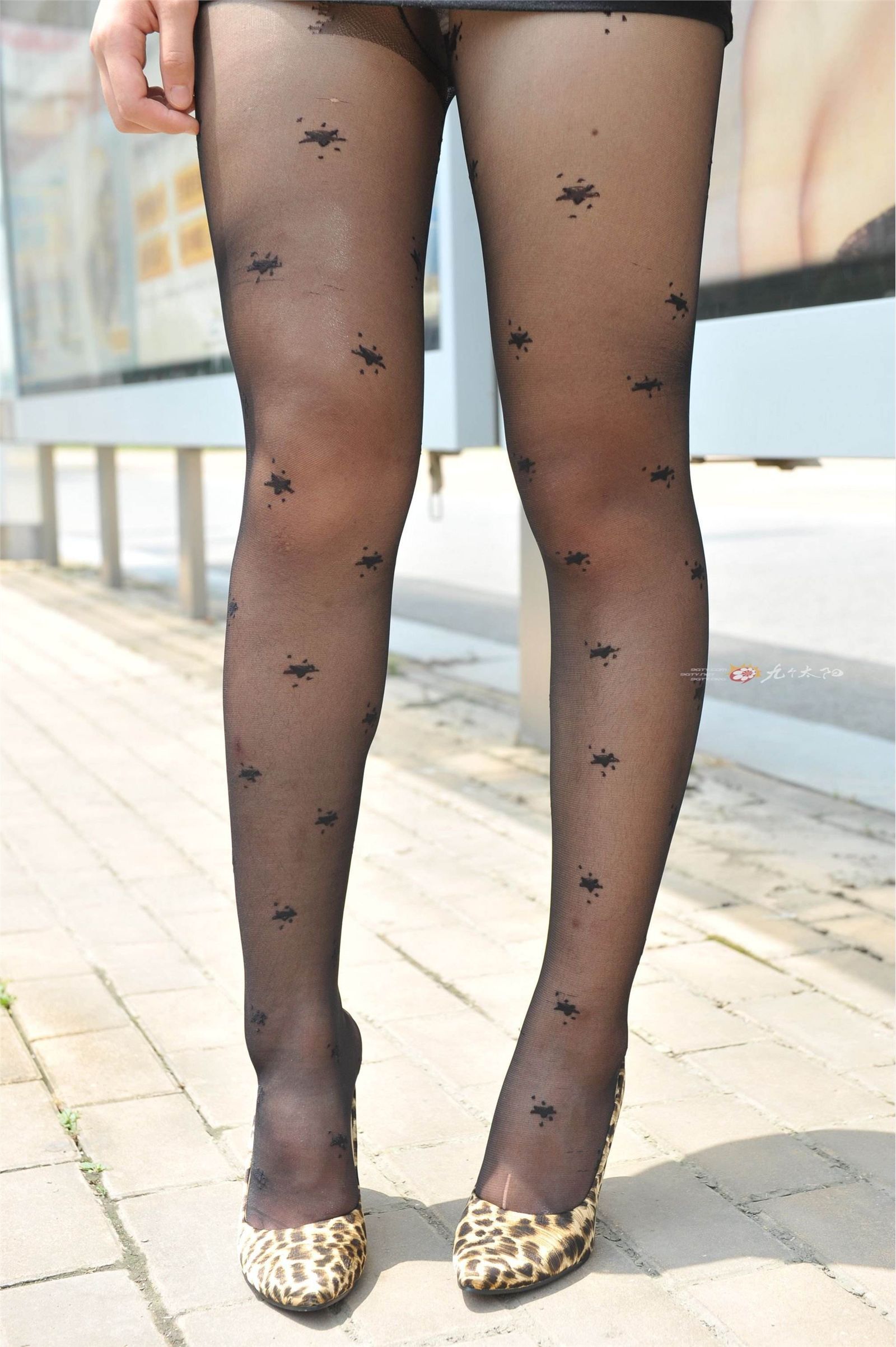 [户外街拍] 2013.12.06 黑丝短裙美女在等公交