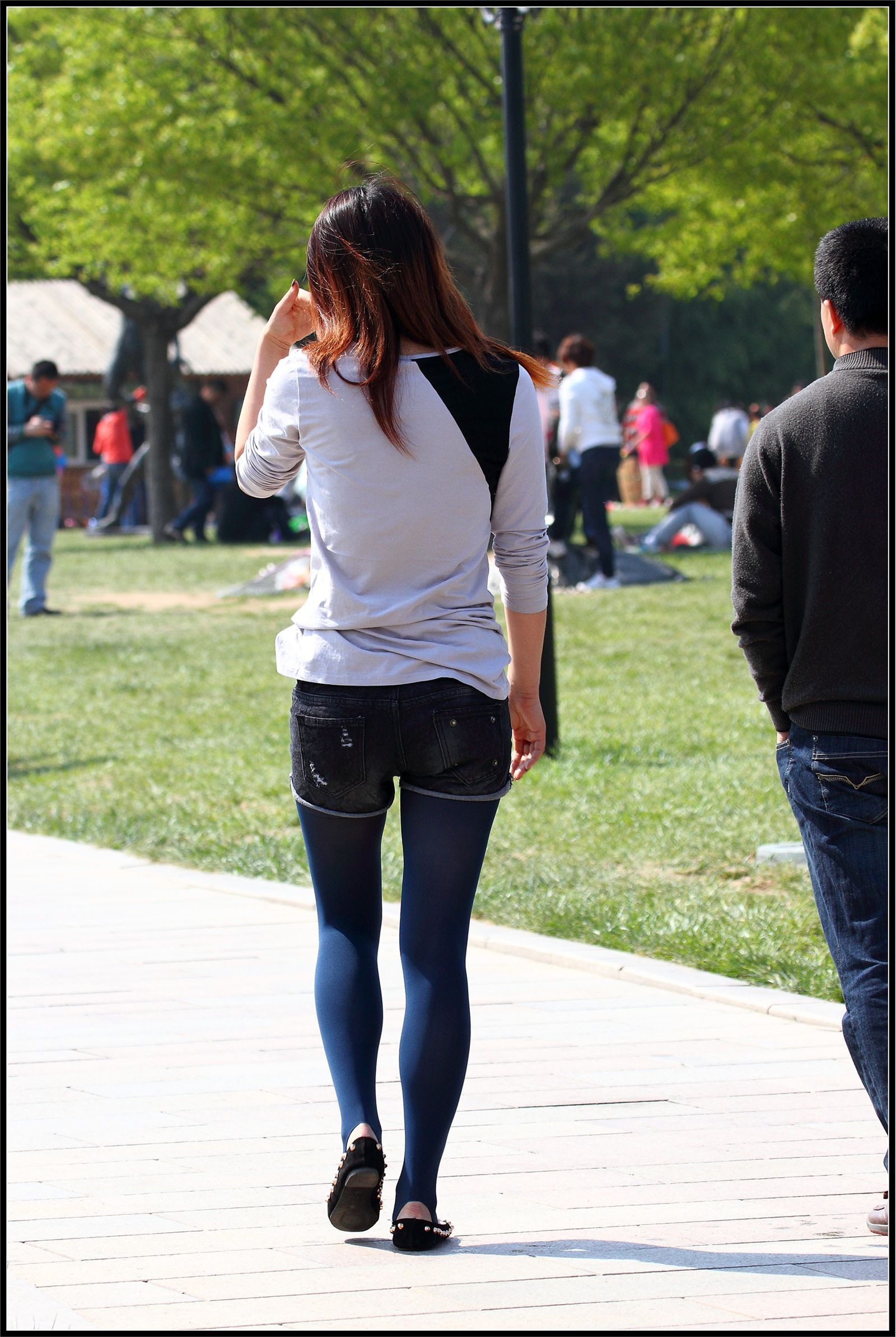 [户外街拍] 2013.10.13 深蓝色丝袜黑色短裤少女