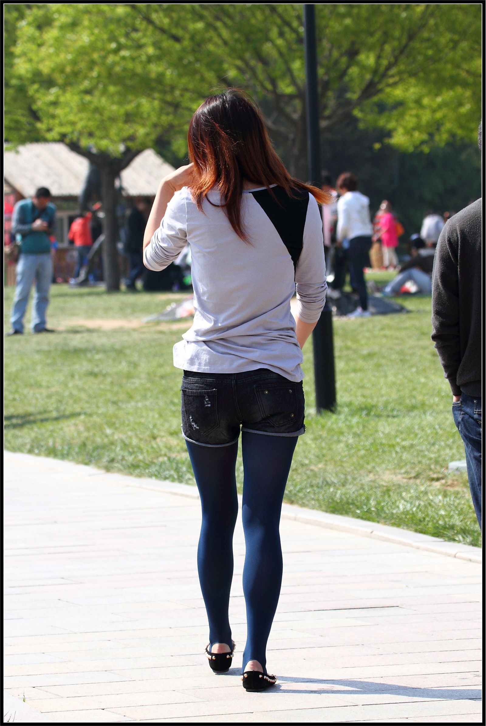 [outdoor Street Photo] 2013.10.13 dark blue Stockings Black Shorts girl