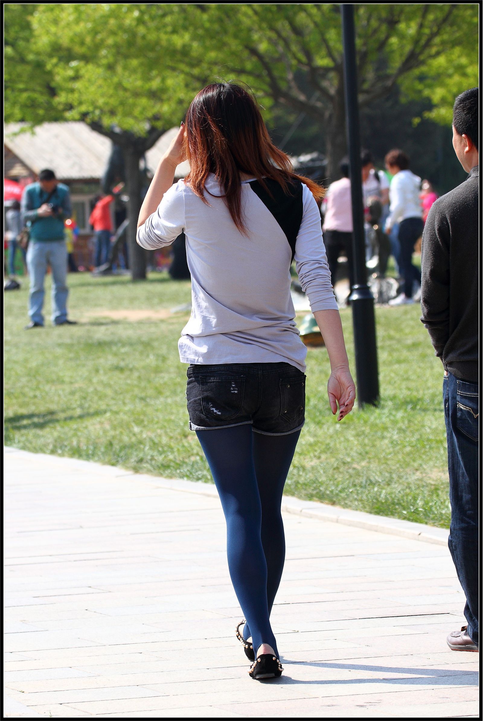[outdoor Street Photo] 2013.10.13 dark blue Stockings Black Shorts girl