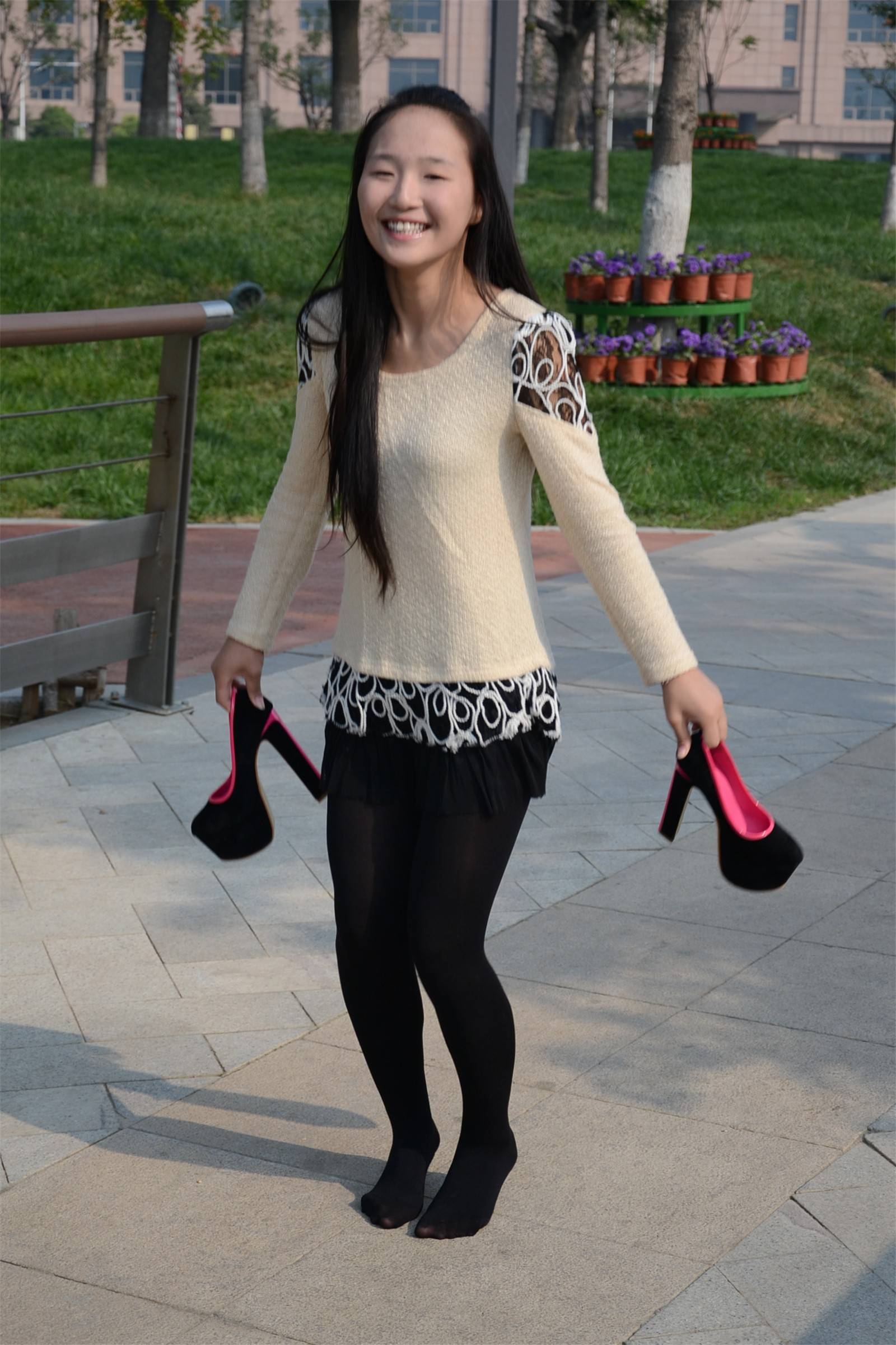 [outdoor Street Photo] 2013.11.25 skirt, stockings and high heel sister