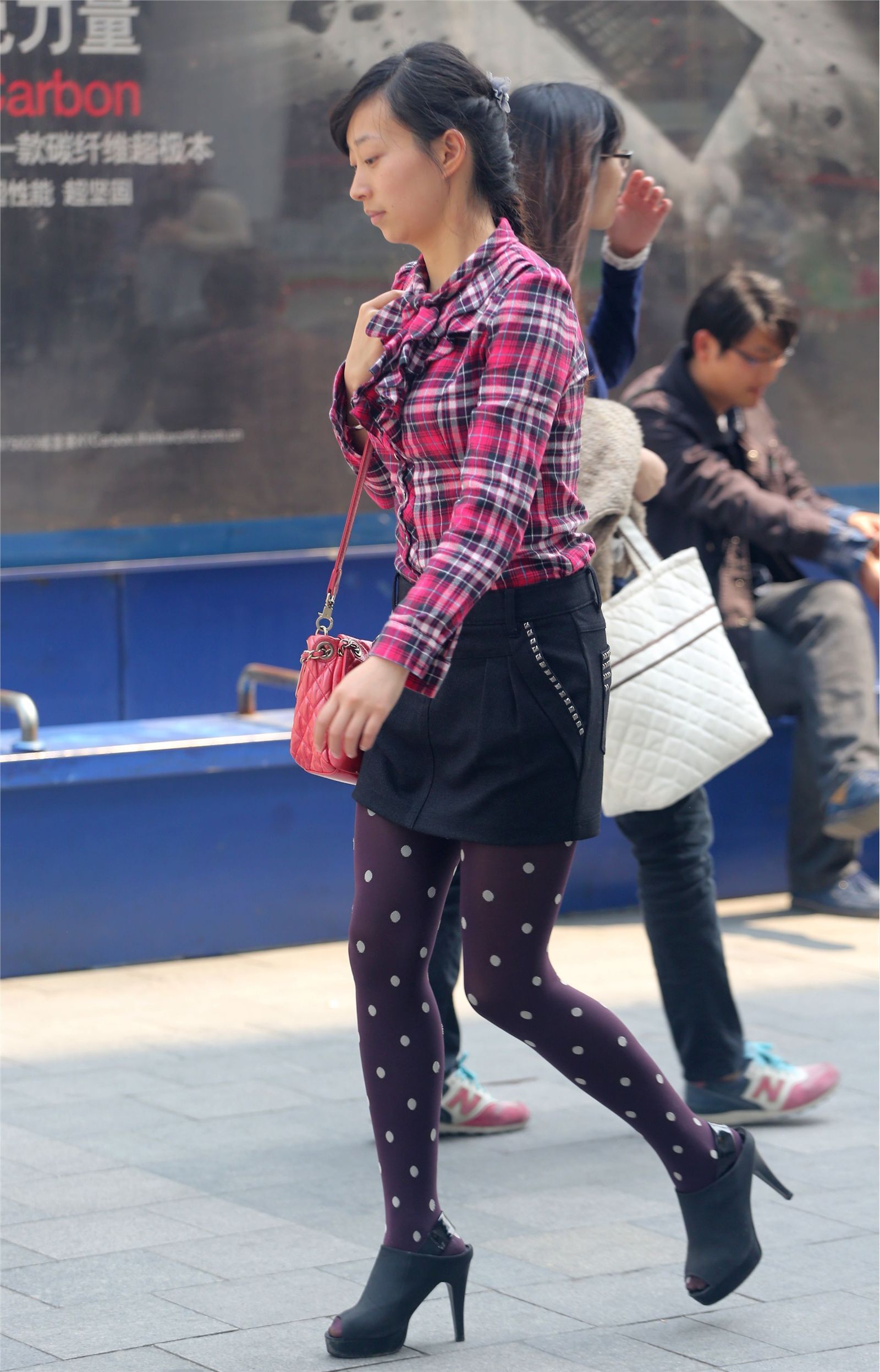 [户外街拍] 2013.09.16 短裙斑点黑丝裤高跟少妇