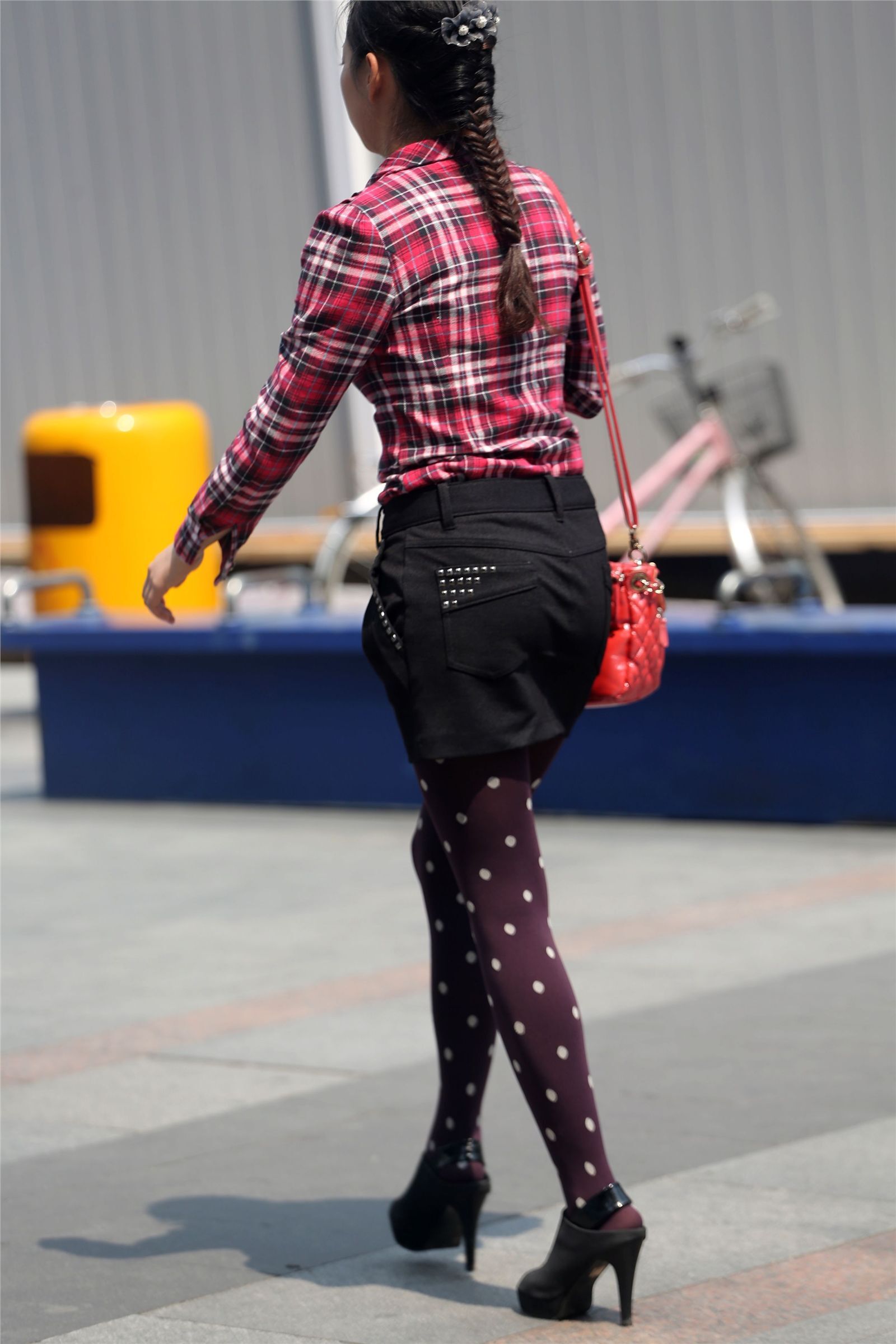 [户外街拍] 2013.09.16 短裙斑点黑丝裤高跟少妇