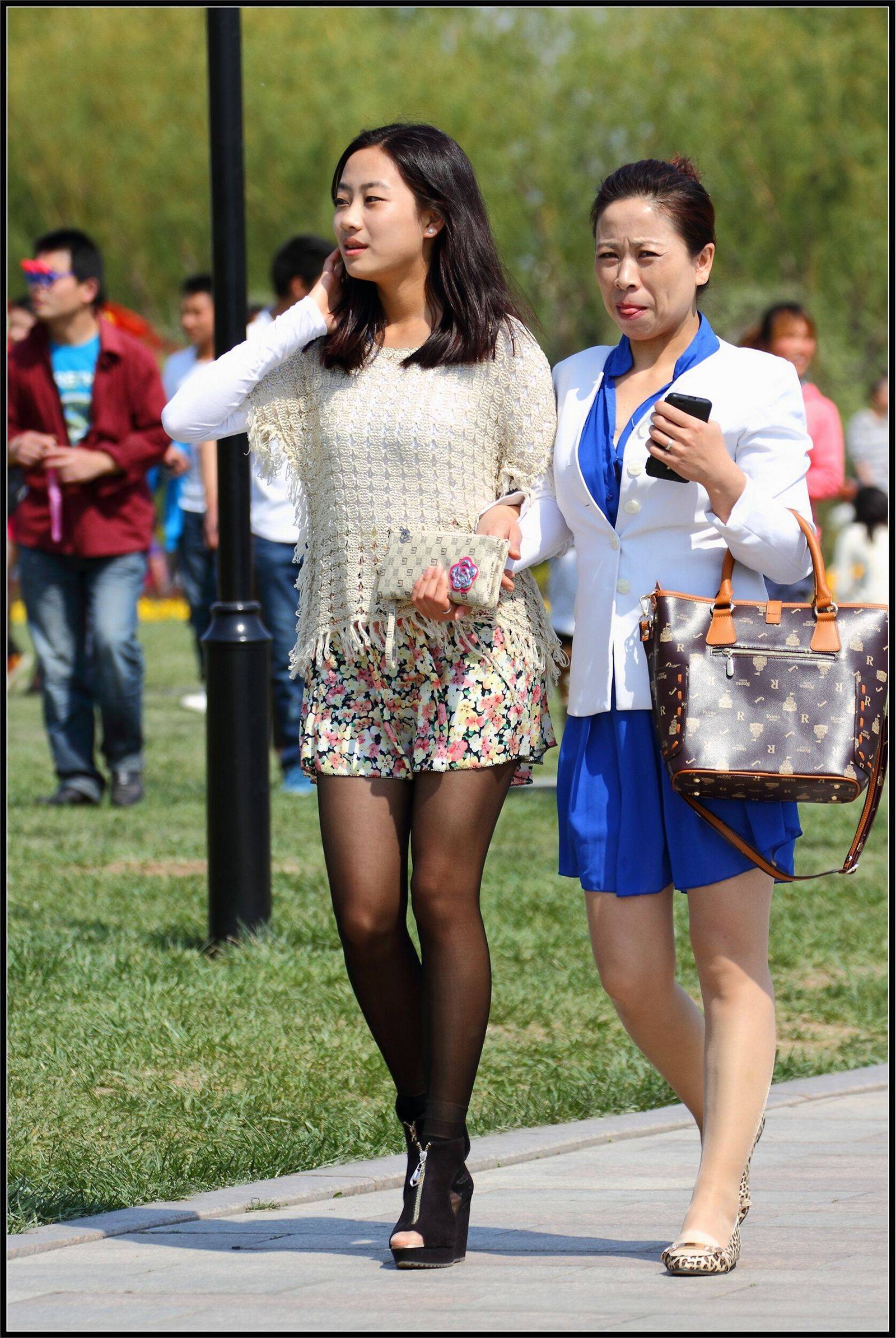 [outdoor Street Photo] 2013.09.12 super beautiful black silk girl and her mother