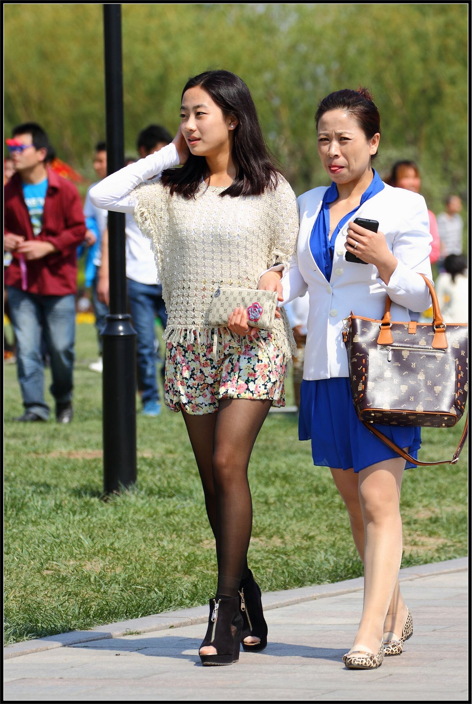 [outdoor Street Photo] 2013.09.12 super beautiful black silk girl and her mother