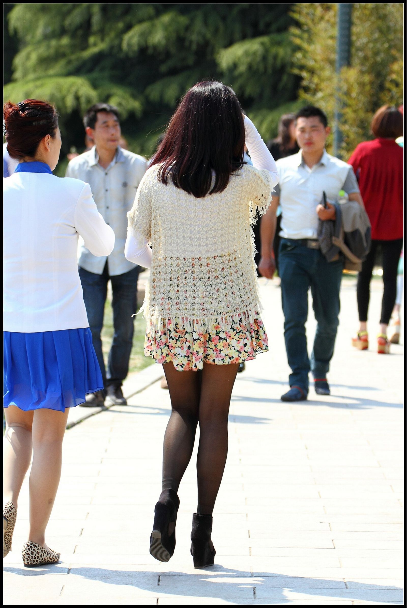 [outdoor Street Photo] 2013.09.12 super beautiful black silk girl and her mother