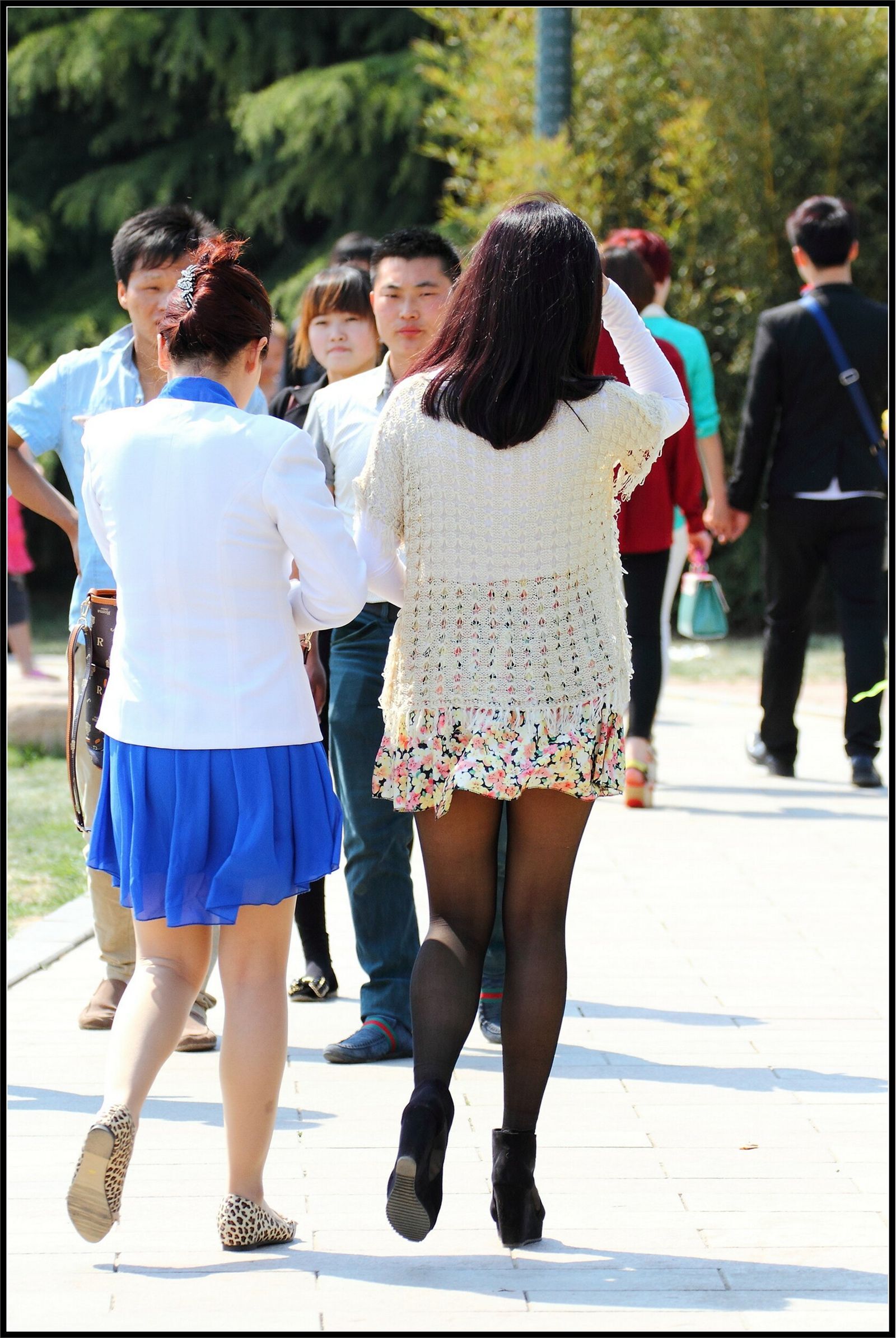 [outdoor Street Photo] 2013.09.12 super beautiful black silk girl and her mother