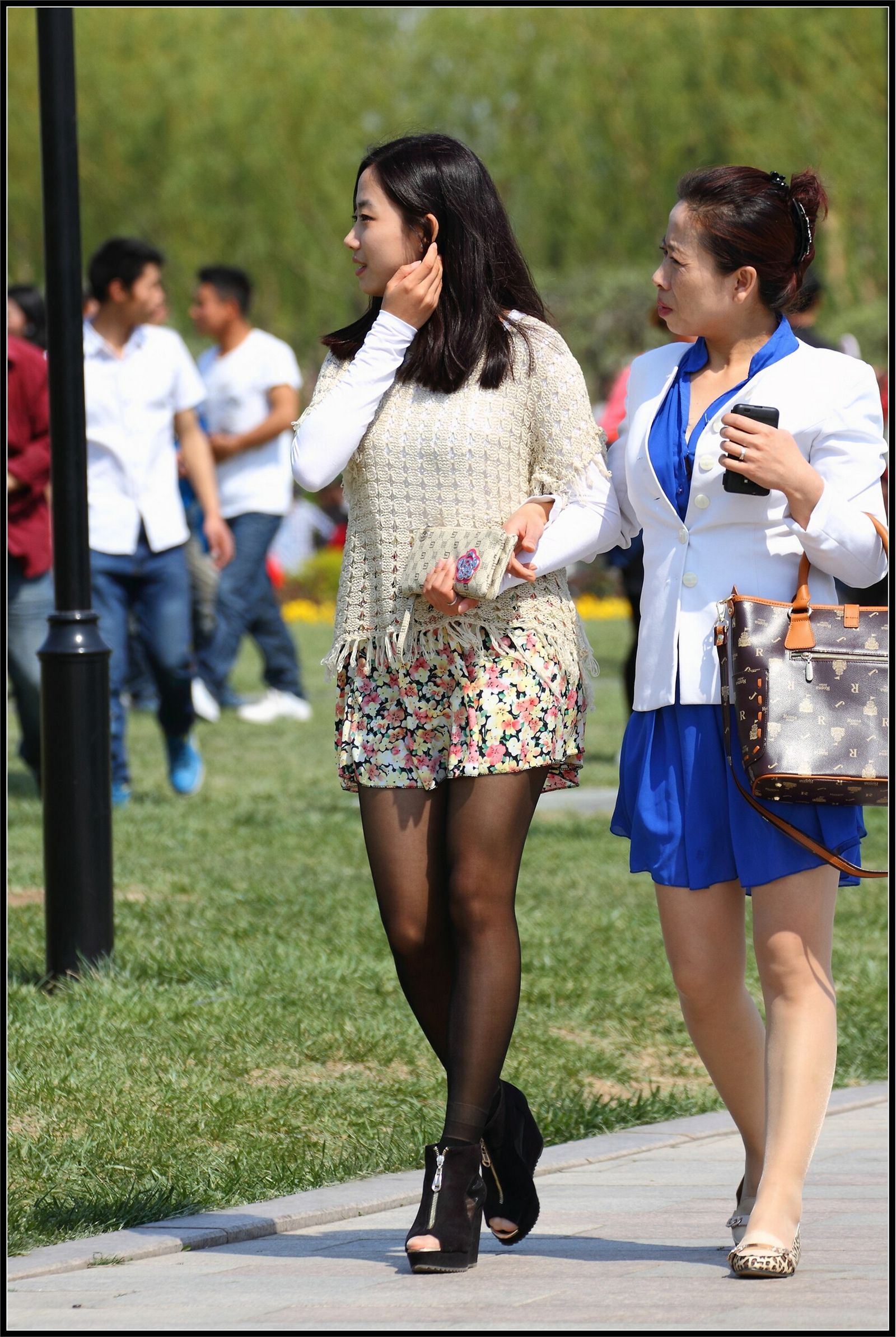 [outdoor Street Photo] 2013.09.12 super beautiful black silk girl and her mother