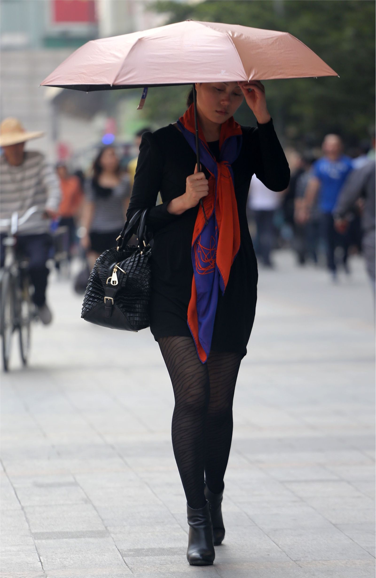 [户外街拍] 2013.09.13 穿戴很时尚打伞的黑丝少妇