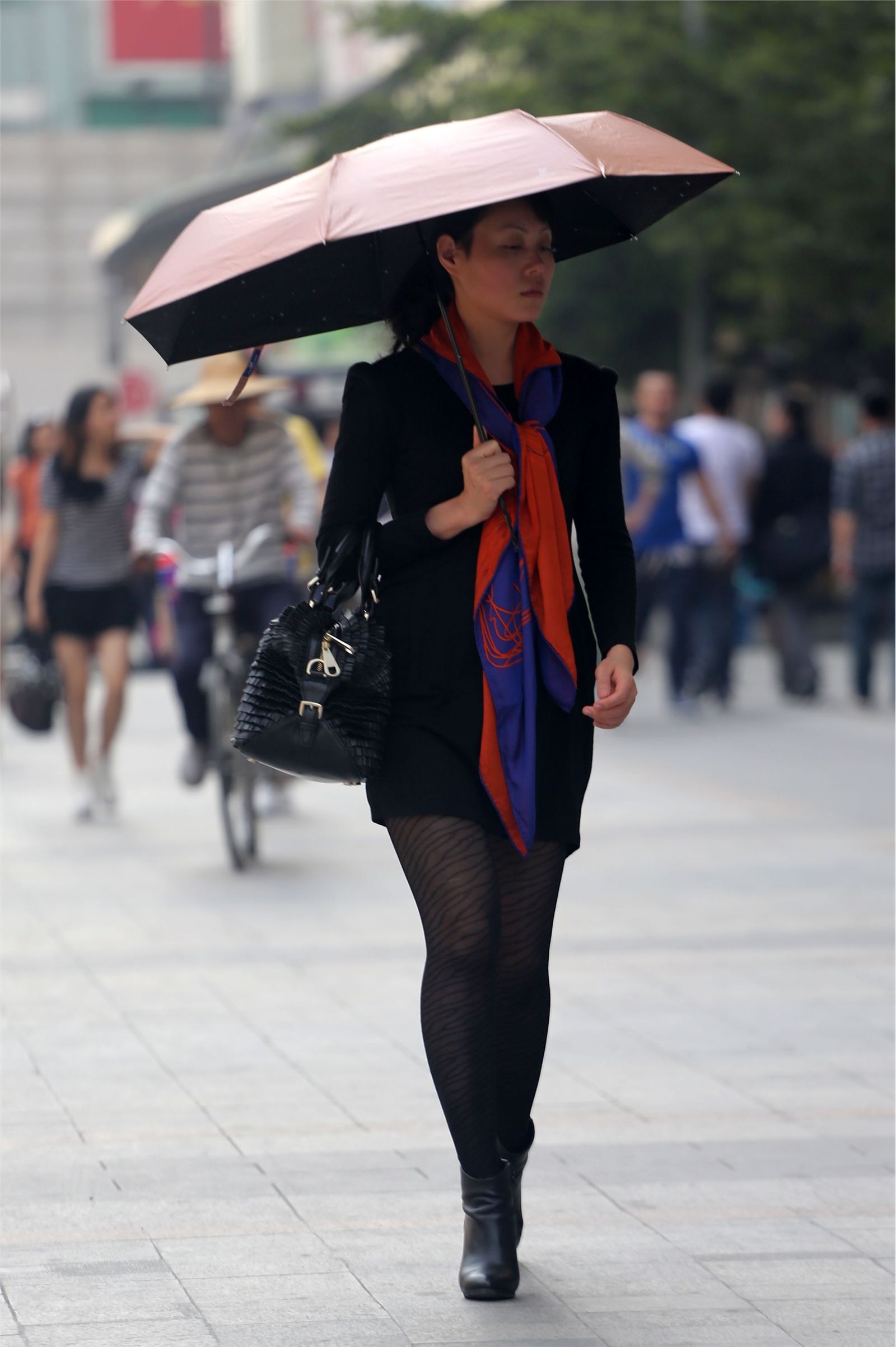[户外街拍] 2013.09.13 穿戴很时尚打伞的黑丝少妇
