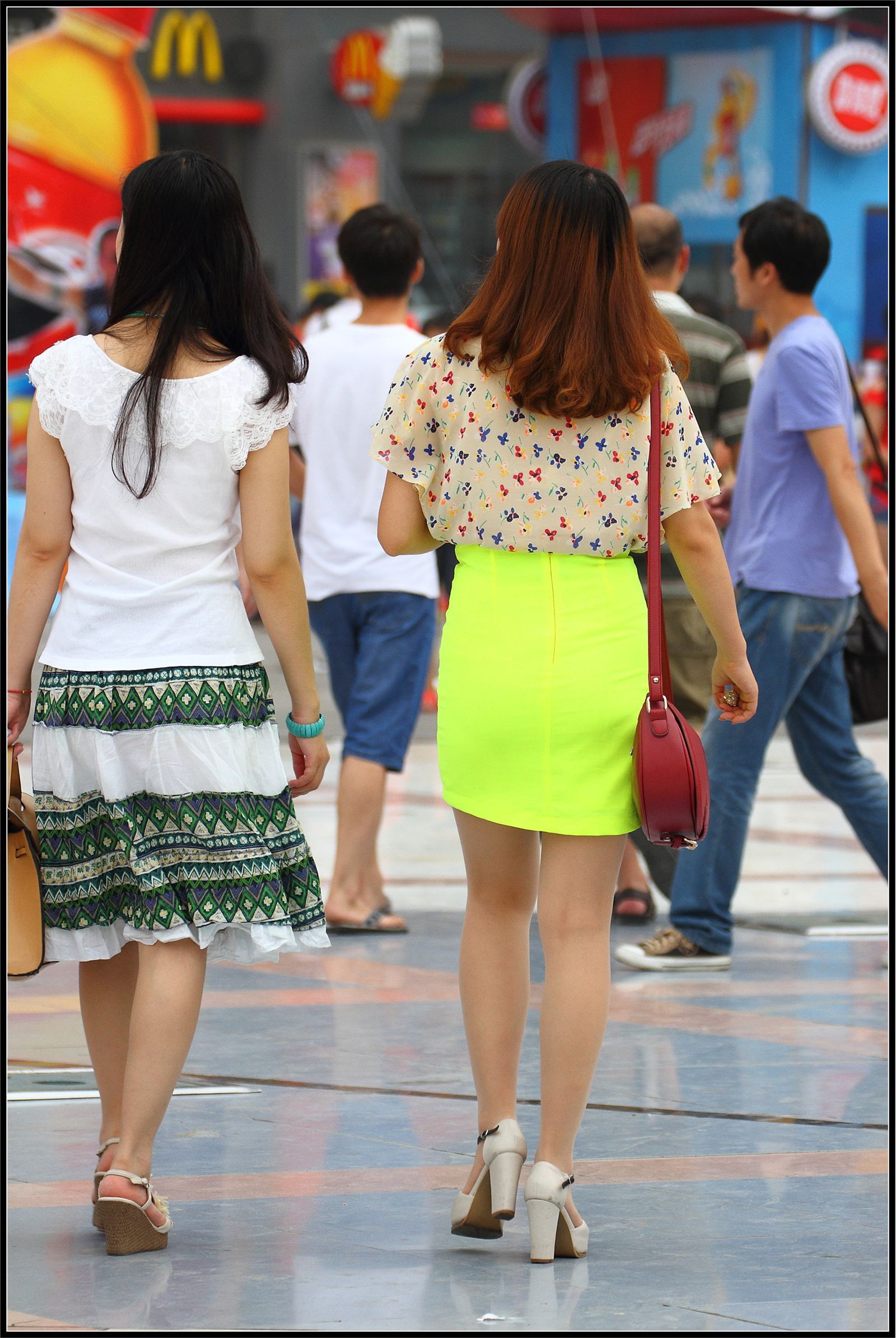 [户外街拍] 2013.09.23 黄裙子下面的大腿高跟很迷人