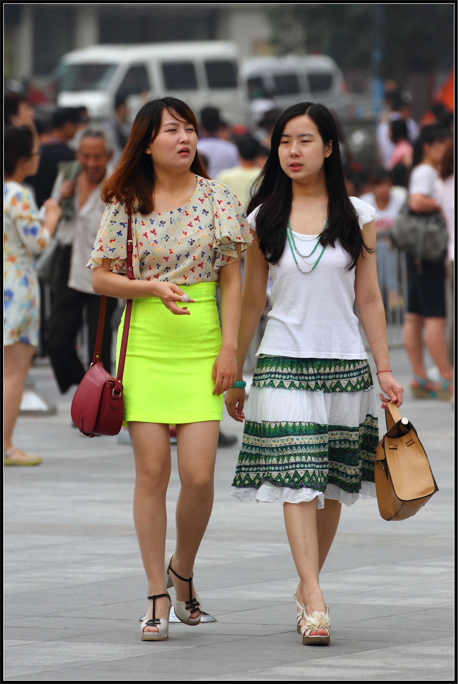 [outdoor Street Photo] on September 23, 2013, the thigh high heels under the yellow skirt are very attractive