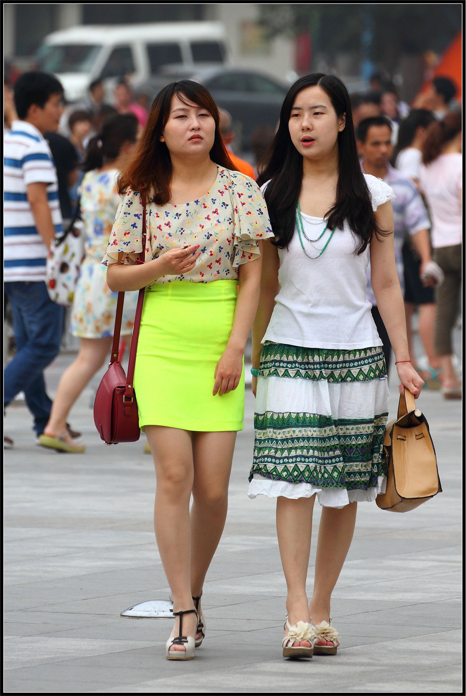 [outdoor Street Photo] on September 23, 2013, the thigh high heels under the yellow skirt are very attractive