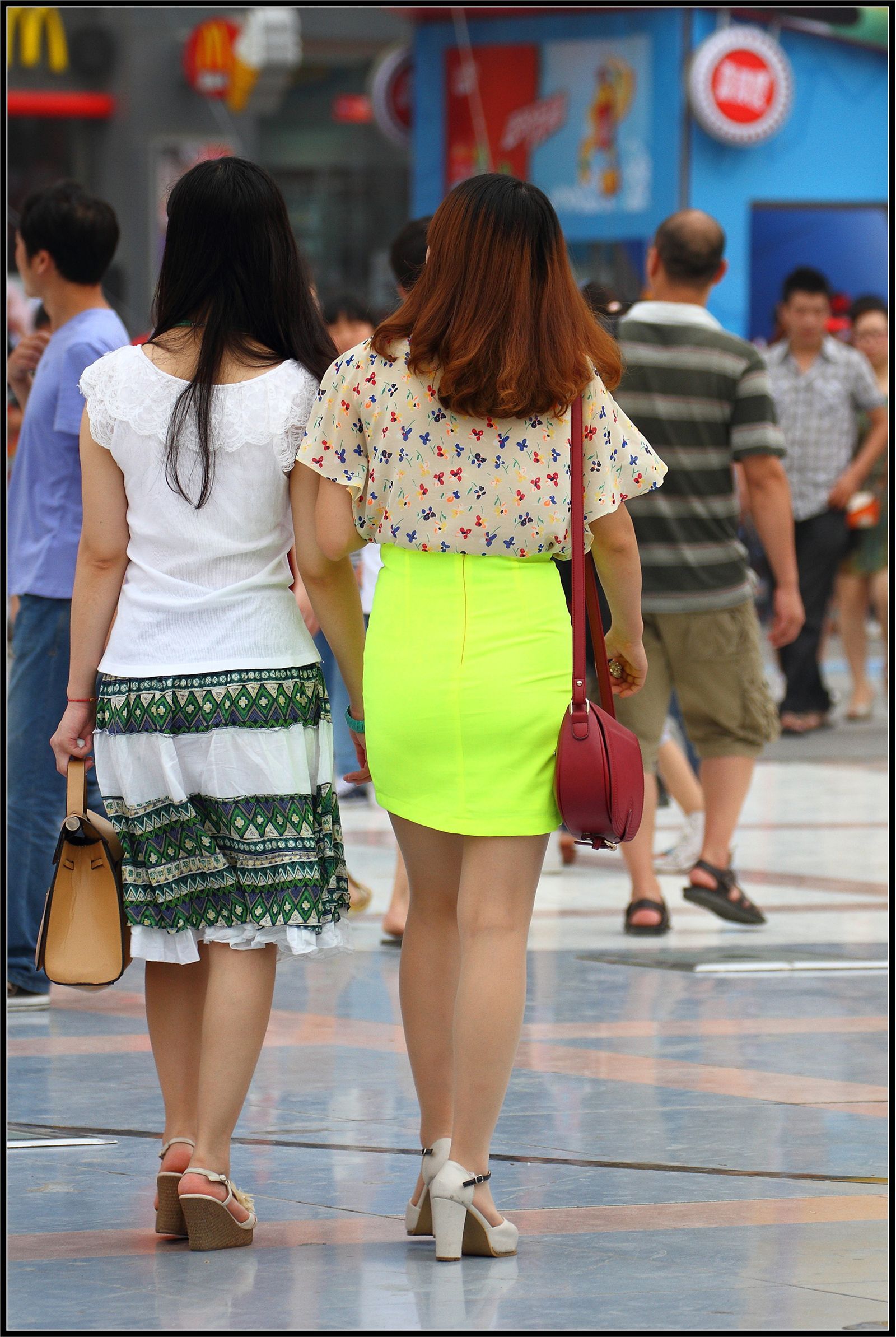 [户外街拍] 2013.09.23 黄裙子下面的大腿高跟很迷人