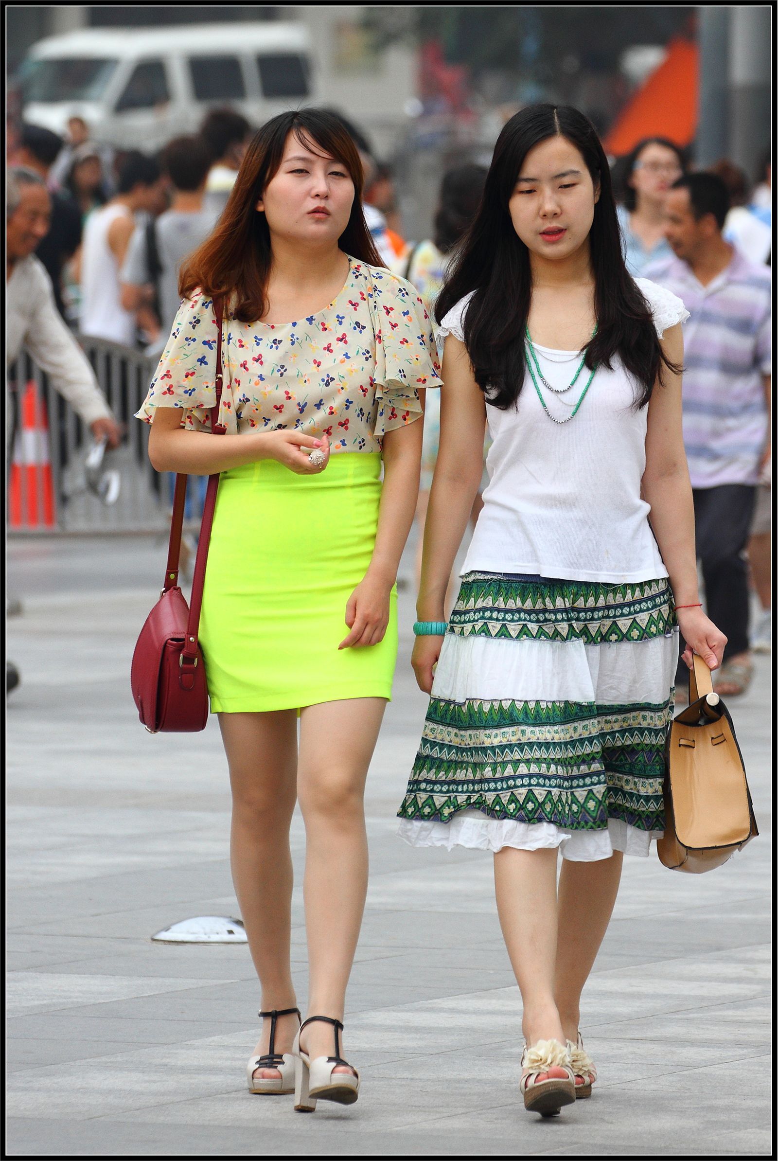 [outdoor Street Photo] on September 23, 2013, the thigh high heels under the yellow skirt are very attractive