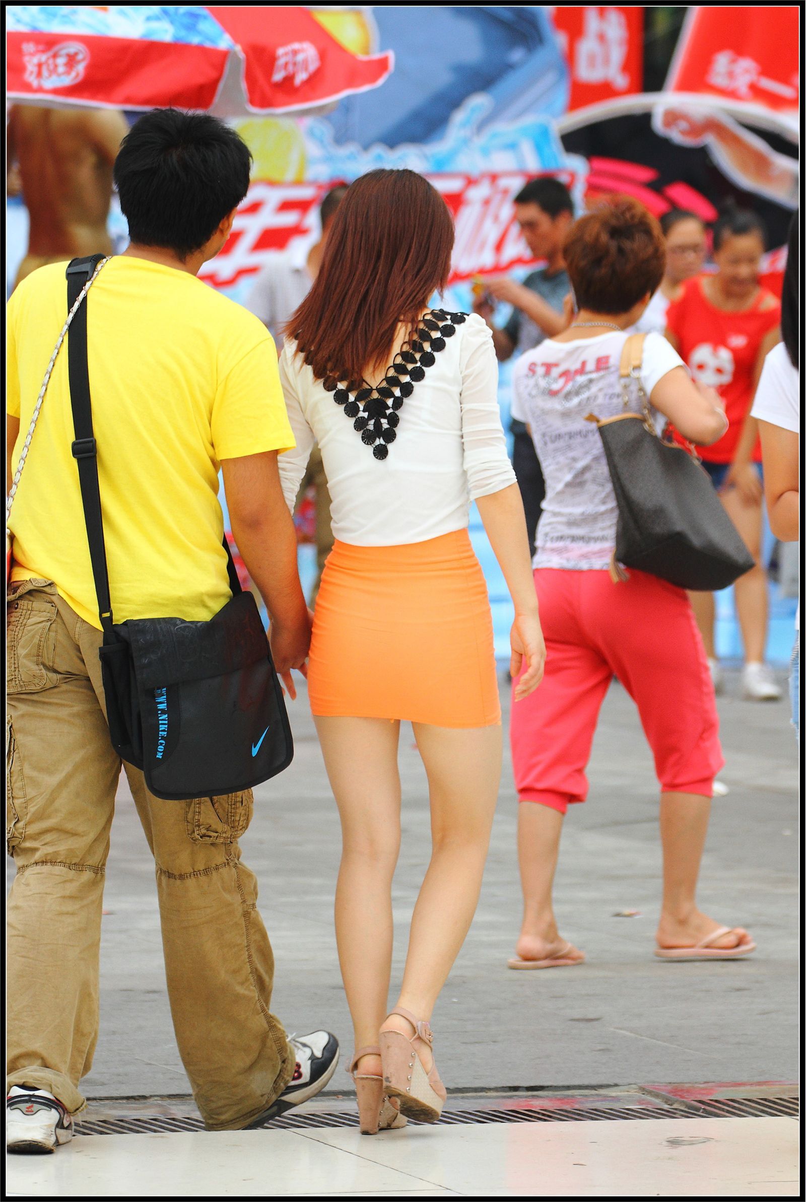 [outdoor Street Photo] 2013.09.23 yellow tight skirt, flesh color and high heel beauty