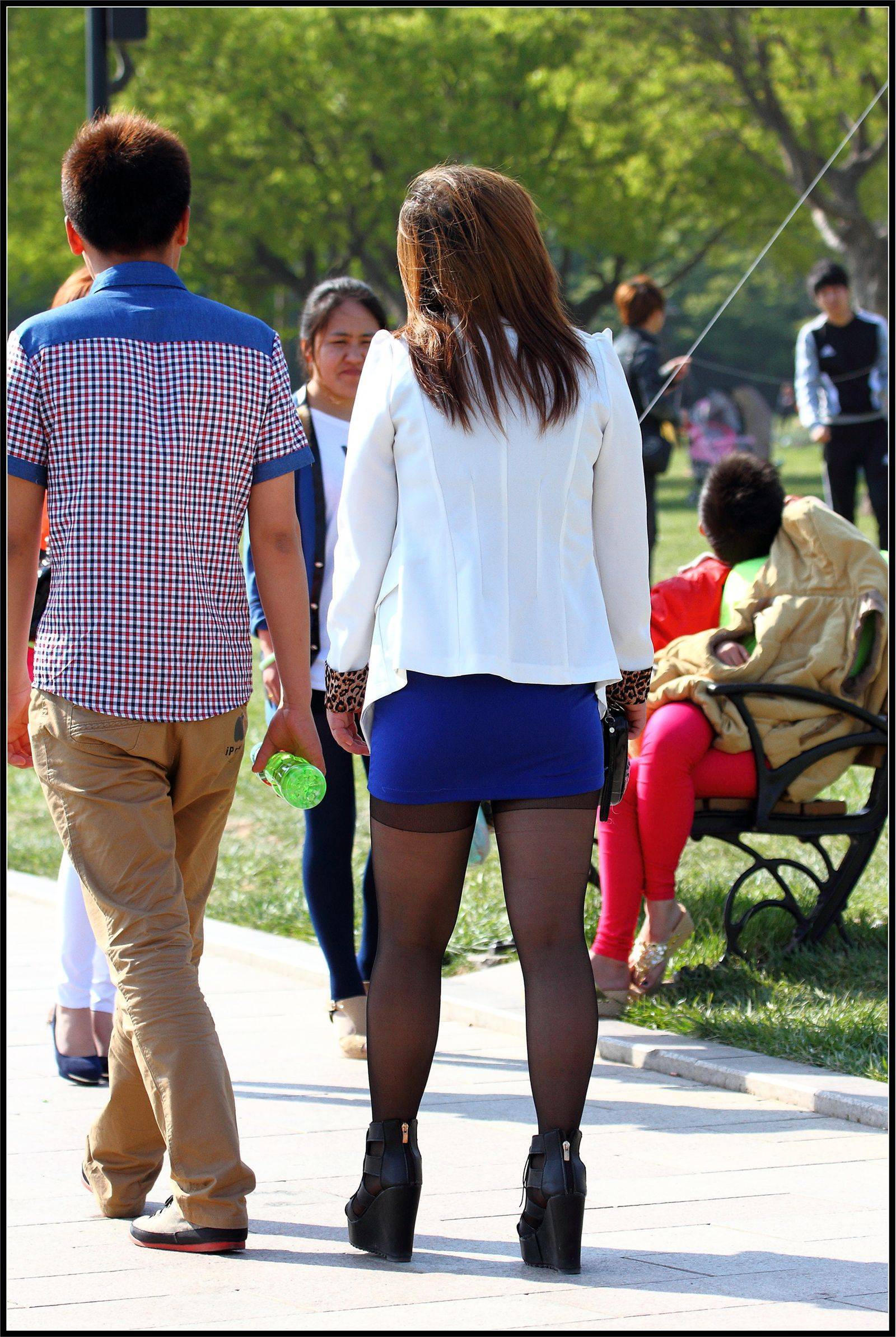 [outdoor Street Photo] 2013.09.27 blue skirt and black silk plump young woman
