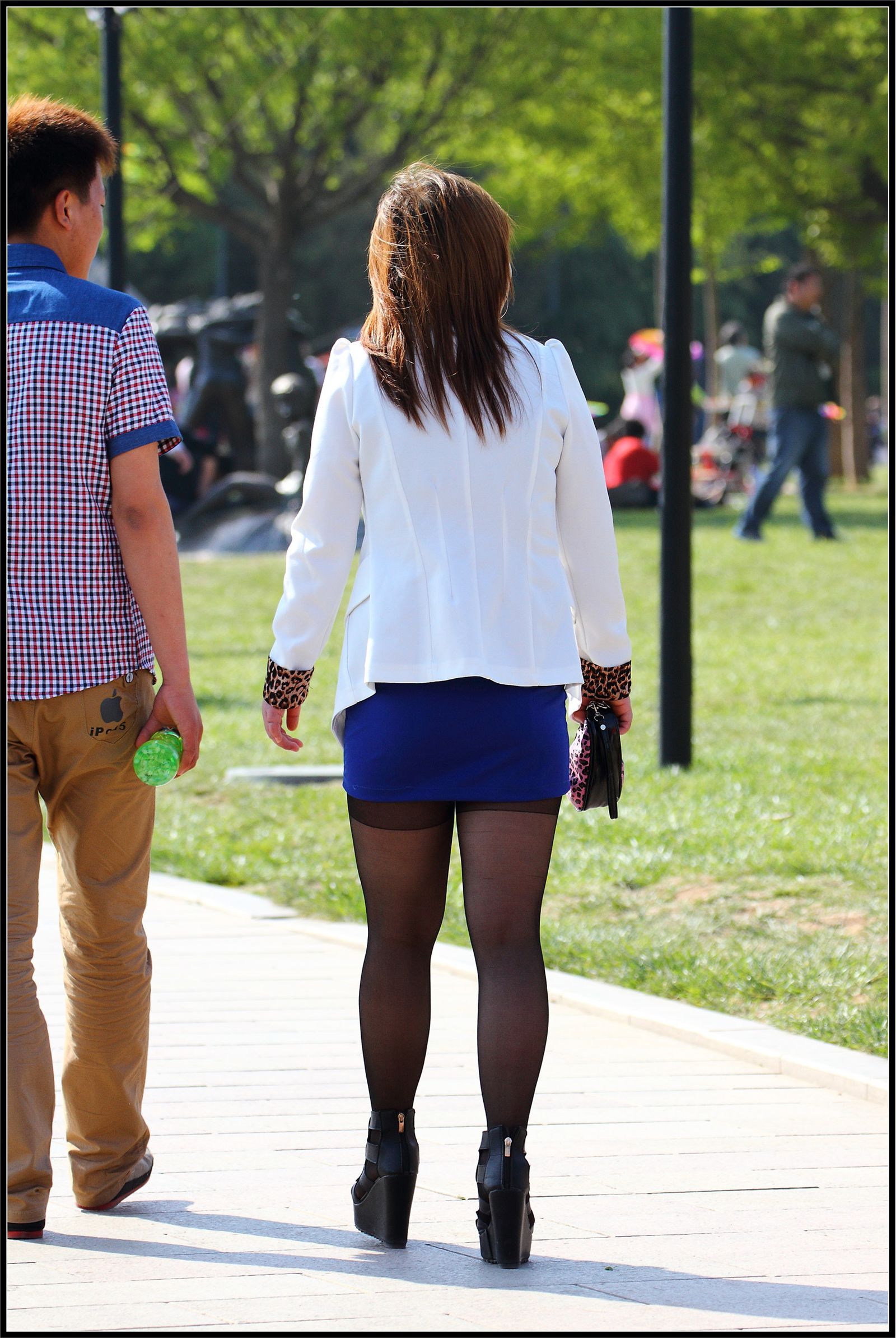 [outdoor Street Photo] 2013.09.27 blue skirt and black silk plump young woman