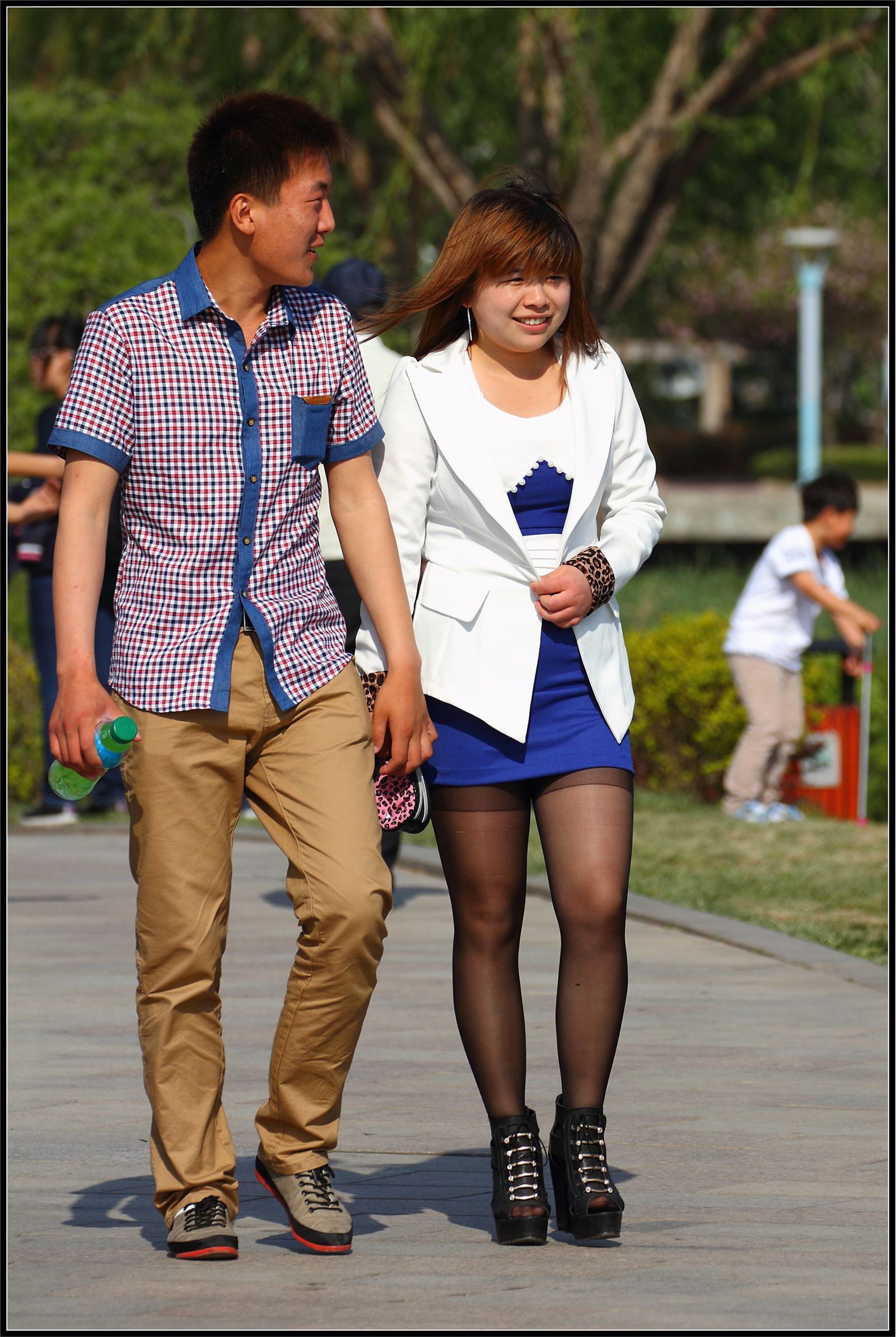 [outdoor Street Photo] 2013.09.27 blue skirt and black silk plump young woman