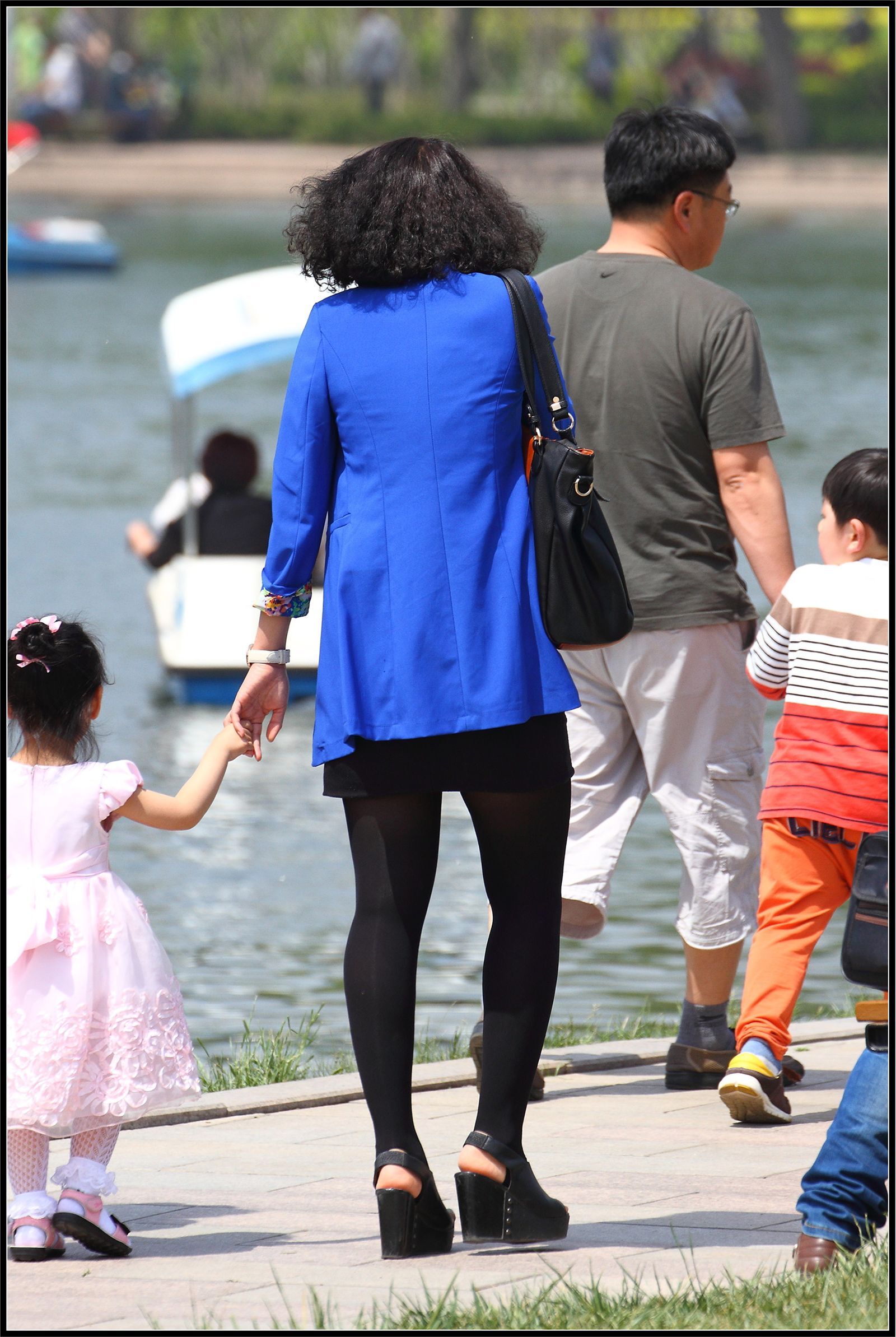 [outdoor Street Photo] 2013.10.09 young mother black silk black high blue coat