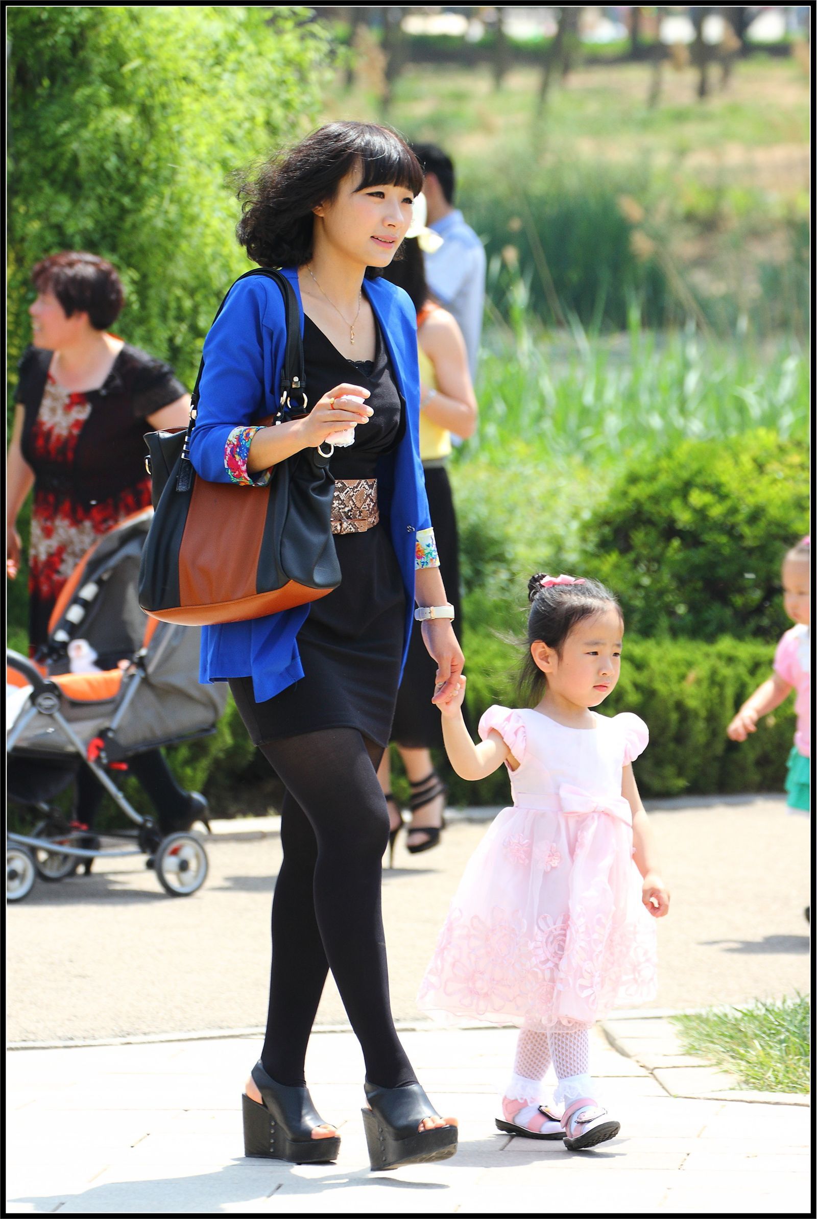 [outdoor Street Photo] 2013.10.09 young mother black silk black high blue coat