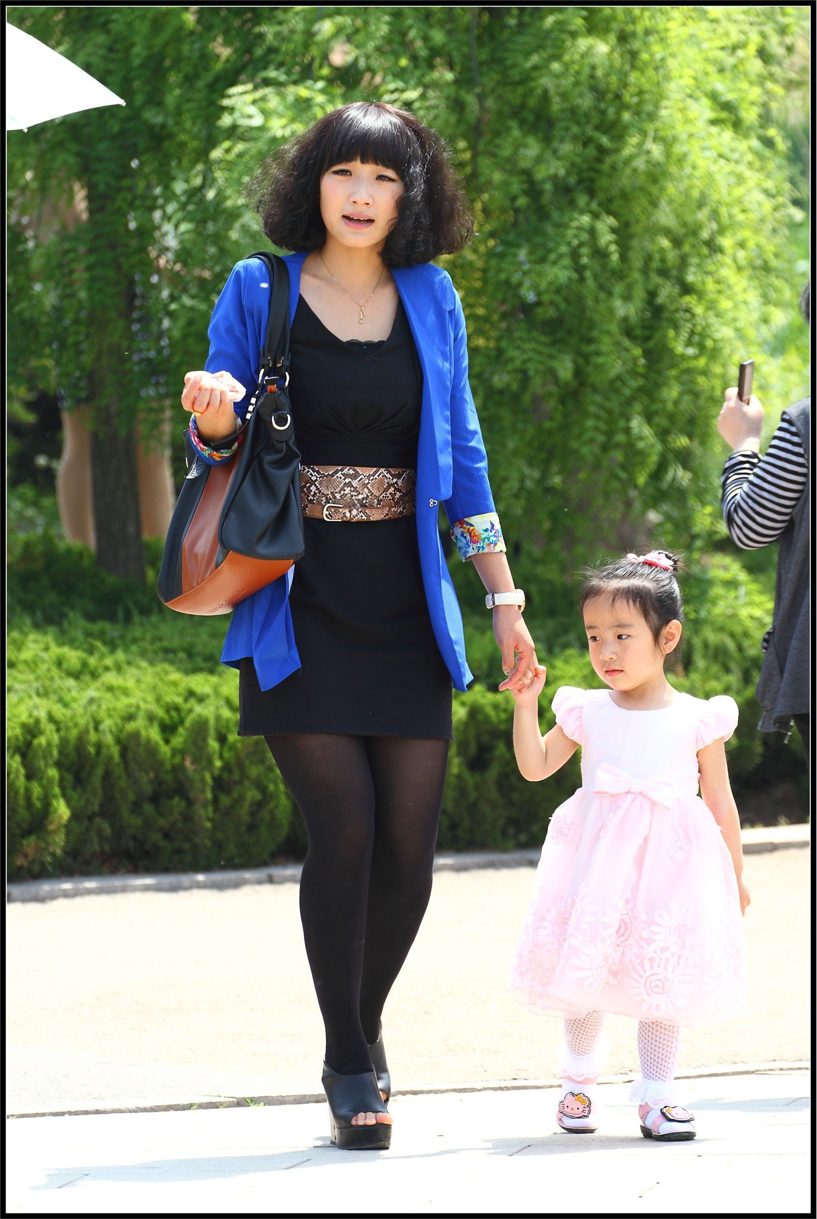 [outdoor Street Photo] 2013.10.09 young mother black silk black high blue coat