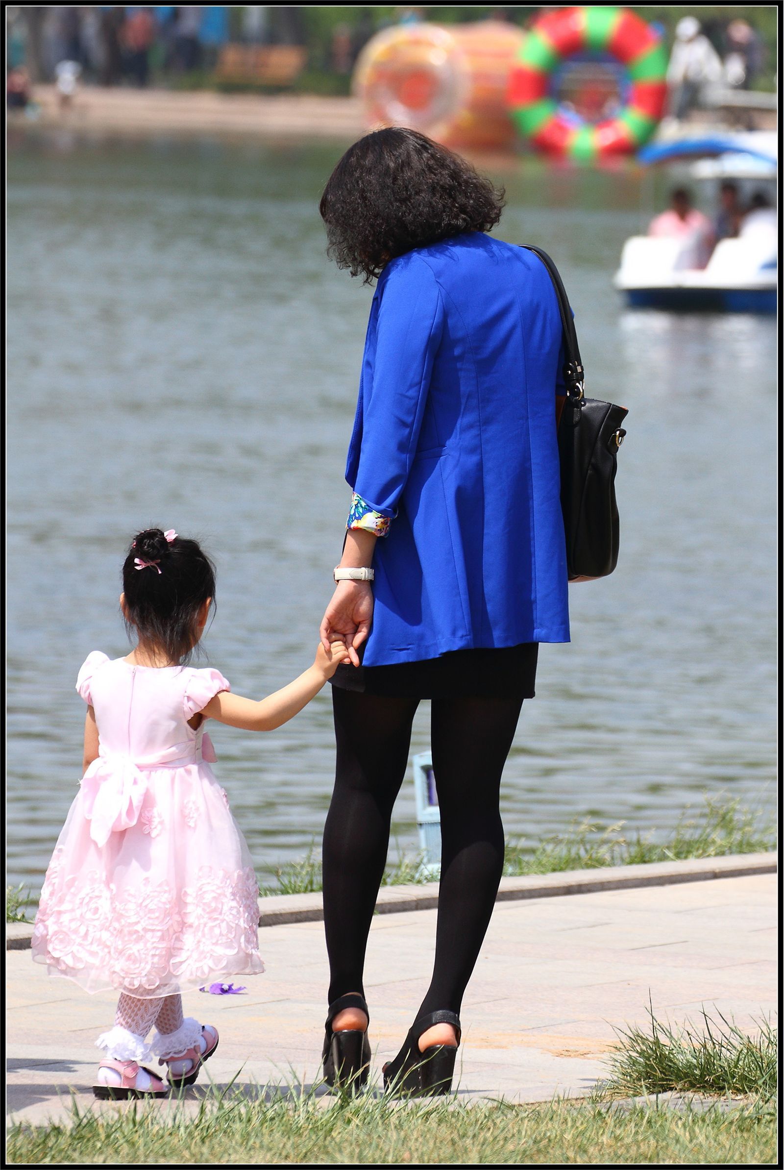 [outdoor Street Photo] 2013.10.09 young mother black silk black high blue coat